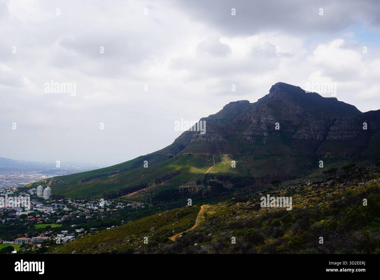 Devils Peak con nuvole, Table Mountain, città del Capo, Sud Africa Foto Stock