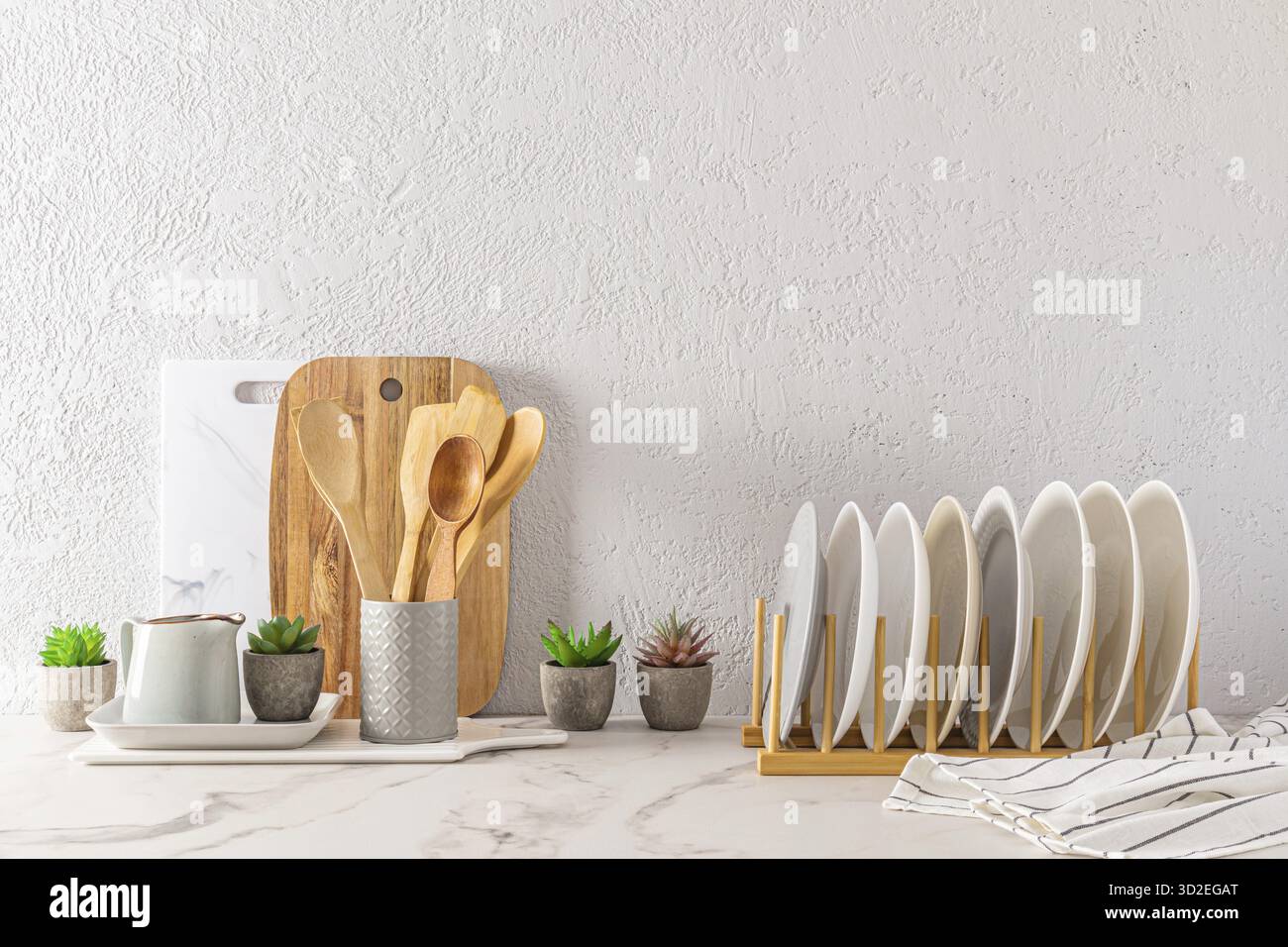Vista frontale degli utensili ecologici della moderna cucina classica. sfondo grigio della parete di cemento. spazio per il testo Foto Stock