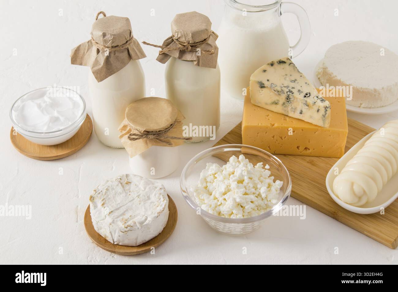 Assortimento di prodotti lattiero-caseari su sfondo bianco. una fonte di proteine, vitamine e oligoelementi per uno stile di vita sano. angolo chiuso Foto Stock