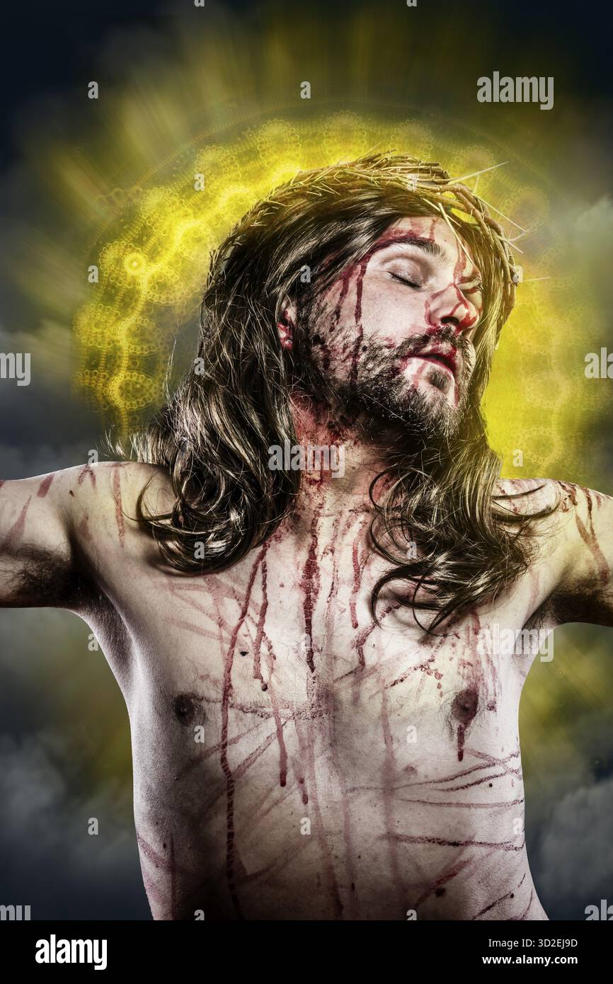 Gesù Cristo con un alone di luce dorata sulla croce Foto Stock