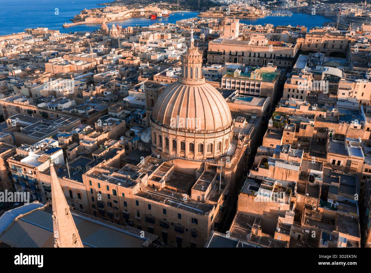Vista aerea al tramonto di la Valletta, Malta con la cupola della Basilica e la guglia Foto Stock