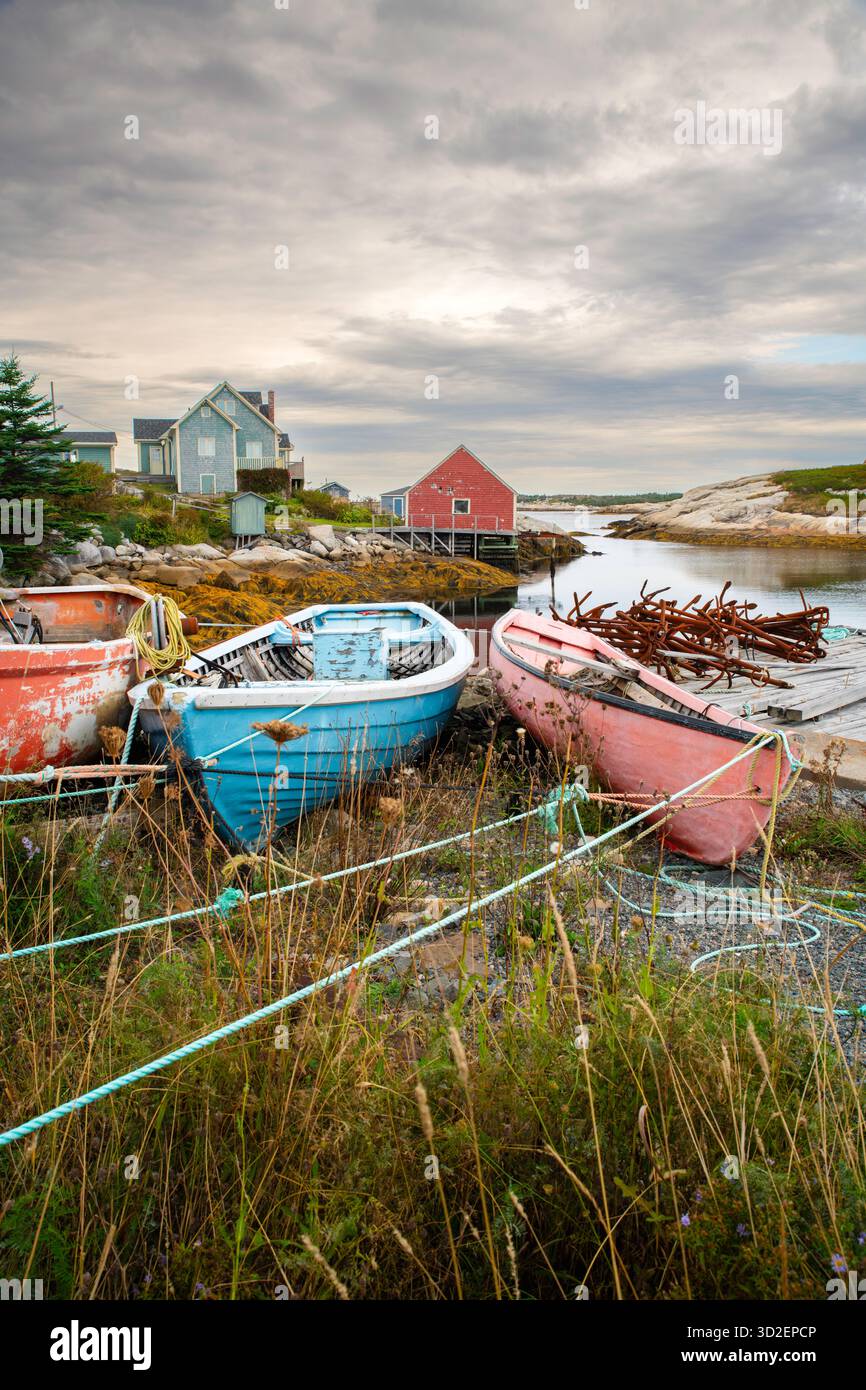 Barche in legno d'epoca a Peggy's Cove Halifax: Una bellezza marittima sbiadita che cattura il fascino della costa e la Nostalgia in mezzo alle Rugged Rocky Shores. Foto Stock