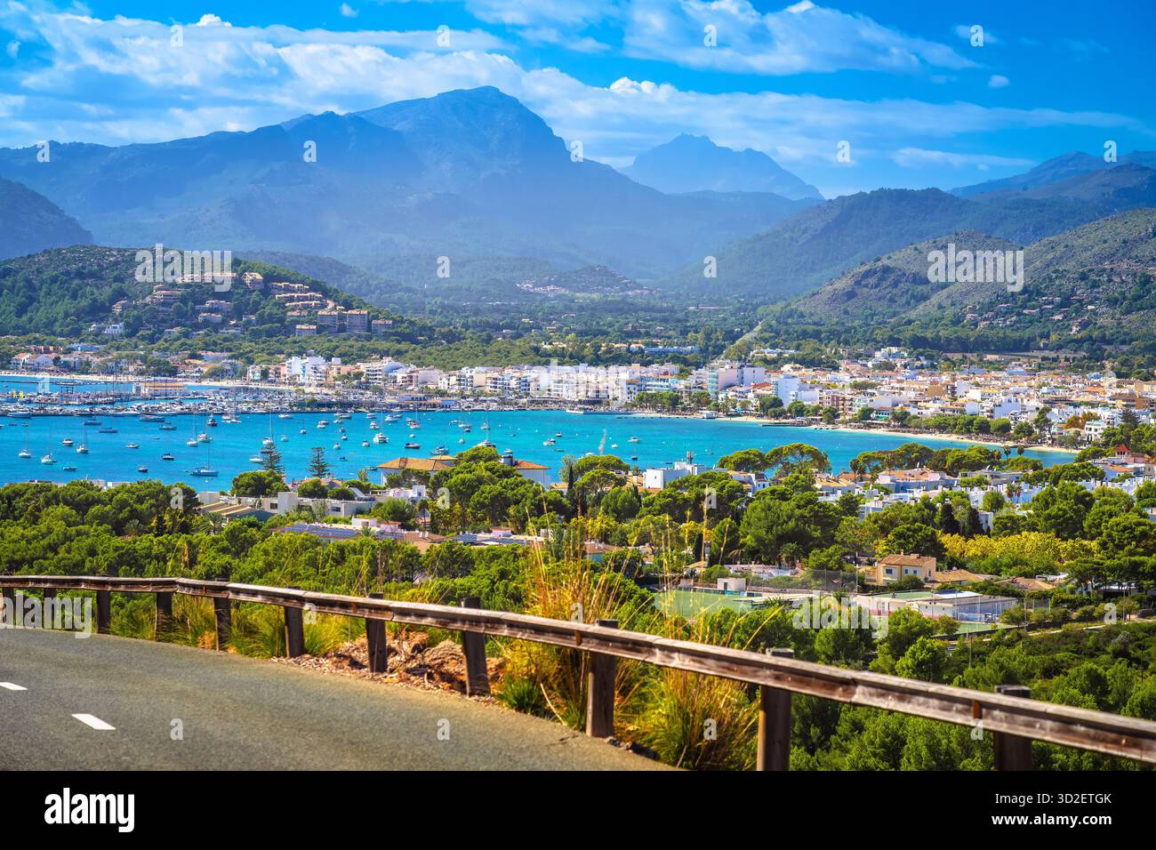 Vista panoramica sulla spiaggia e sulla baia di Port de Pollenca. Isola di Maiorca. Isole Baleari della Spagna. Foto Stock