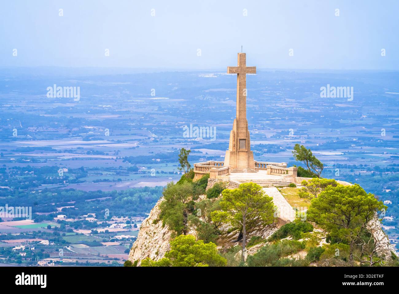 Creude Sant Salvador o Creu des Picot attraversano la montagna sopra l'isola di Maiorca. Isole Baleari della Spagna. Foto Stock