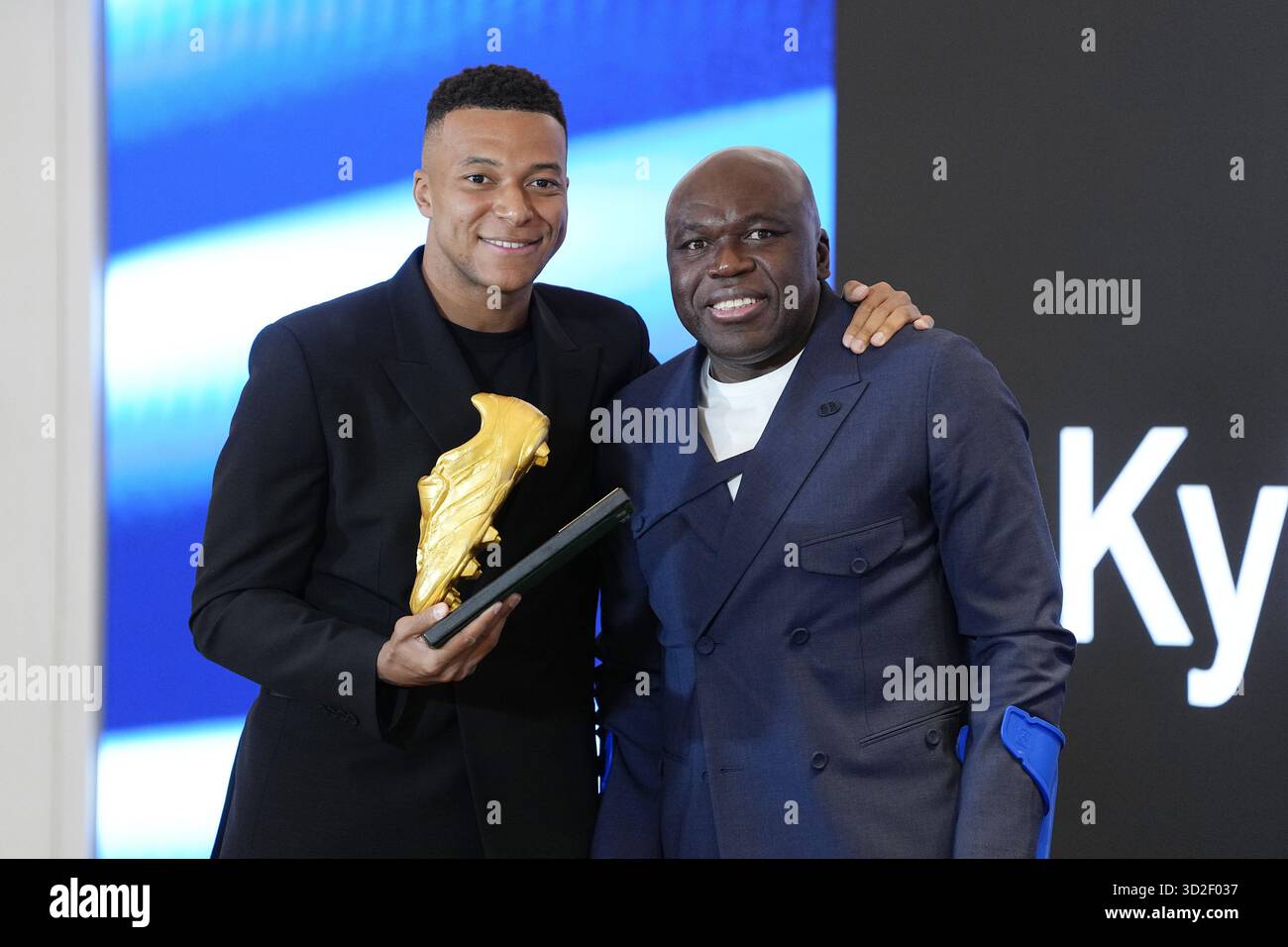 Kylian Mbappe del Real Madrid posa per una foto con suo padre Wilfried Mbappe durante la presentazione del Golden Boot 2024â??2025 il 31 ottobre 2025 allo stadio Santiago Bernabeu di Madrid, Spagna Credit: Independent Photo Agency/Alamy Live News Foto Stock