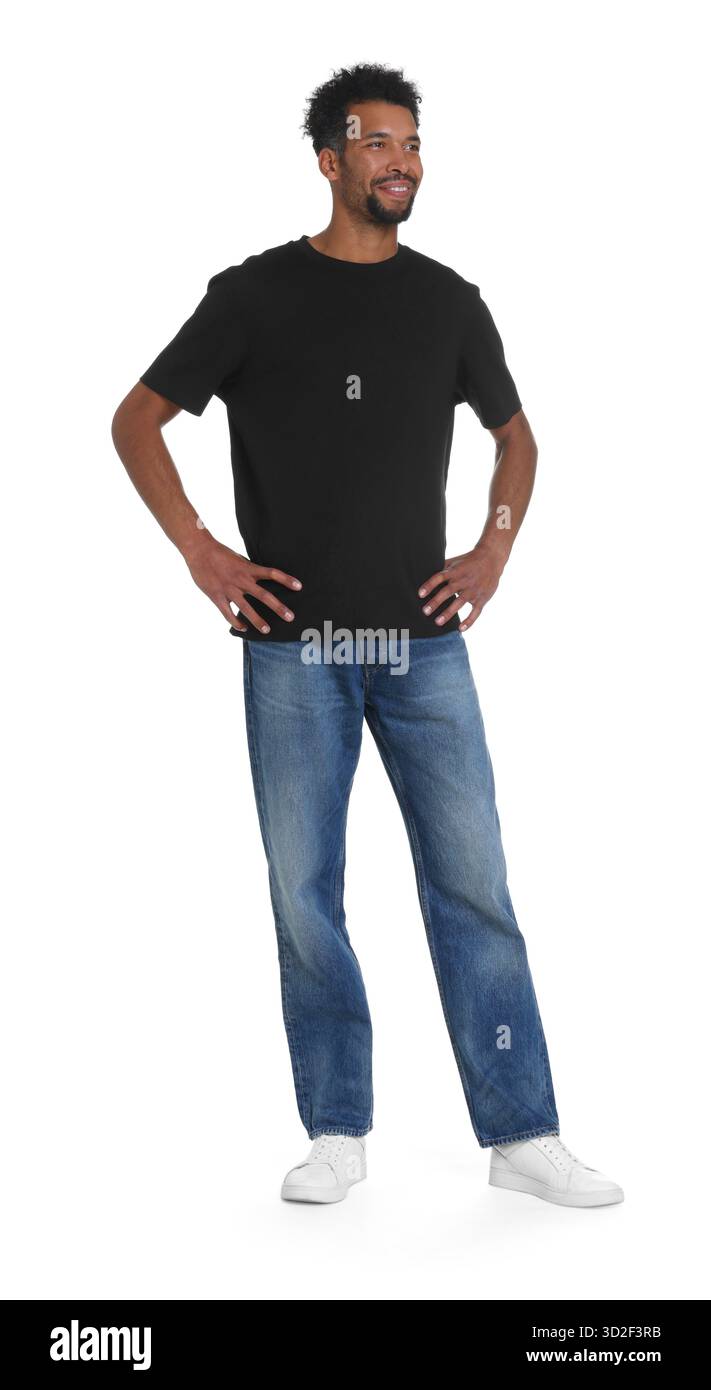 Uomo felice che indossa jeans eleganti su sfondo bianco Foto Stock