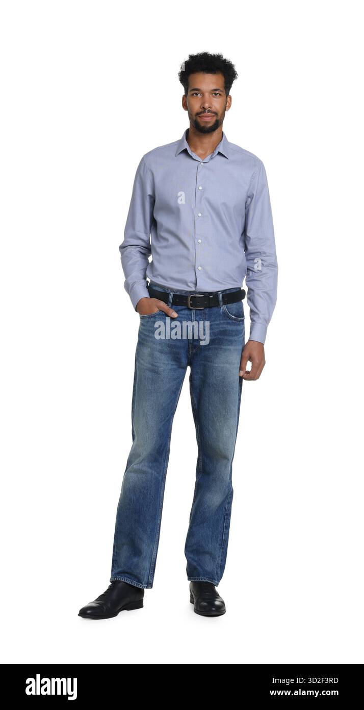 Uomo felice che indossa jeans eleganti su sfondo bianco Foto Stock