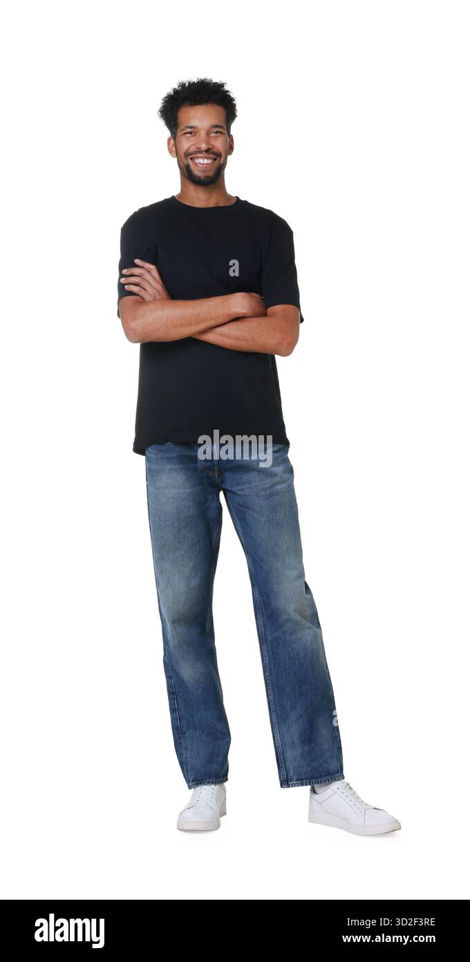 Uomo felice che indossa jeans eleganti su sfondo bianco Foto Stock
