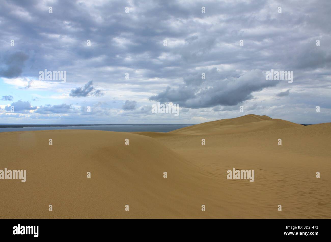 Cieli spettacolari sulle dune di sabbia e sulla baia di Arcachon a Dune du Pilat, Francia Foto Stock