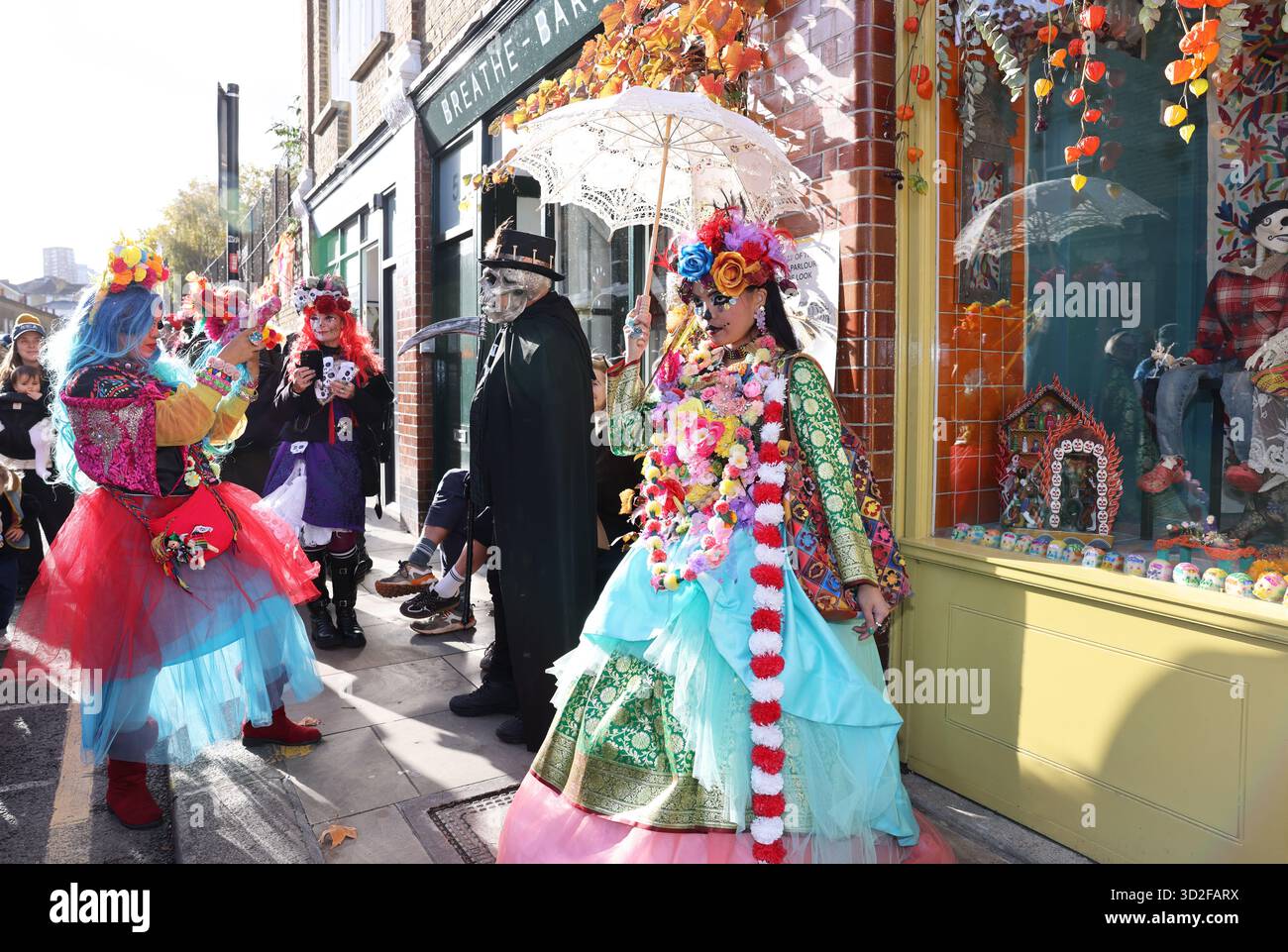 Londra, Regno Unito, 1 novembre 2025. Il sole risplende per il Day of the Dead Festival di Londra sulla Columbia Road, nell'est di Londra, con costumi colorati, musica e danza per il messicano dia De Los Muertos. Credito : Monica Wells/Alamy Live News Foto Stock