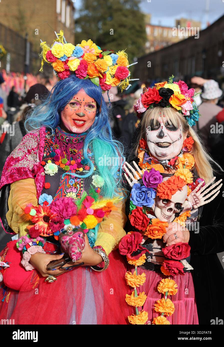 Londra, Regno Unito, 1 novembre 2025. Il sole risplende per il Day of the Dead Festival di Londra sulla Columbia Road, nell'est di Londra, con costumi colorati, musica e danza per il messicano dia De Los Muertos. Credito : Monica Wells/Alamy Live News Foto Stock