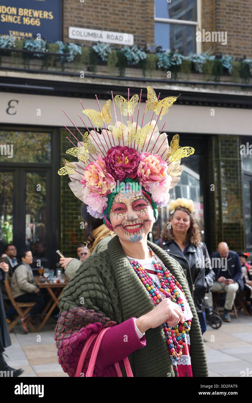 Londra, Regno Unito, 1 novembre 2025. Il sole risplende per il Day of the Dead Festival di Londra sulla Columbia Road, nell'est di Londra, con costumi colorati, musica e danza per il messicano dia De Los Muertos. Credito : Monica Wells/Alamy Live News Foto Stock