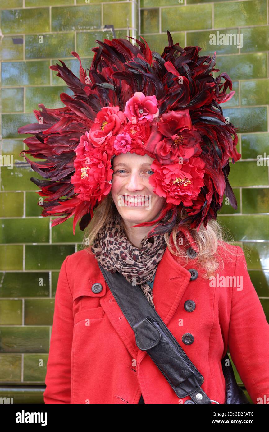 Londra, Regno Unito, 1 novembre 2025. Il sole risplende per il Day of the Dead Festival di Londra sulla Columbia Road, nell'est di Londra, con costumi colorati, musica e danza per il messicano dia De Los Muertos. Credito : Monica Wells/Alamy Live News Foto Stock