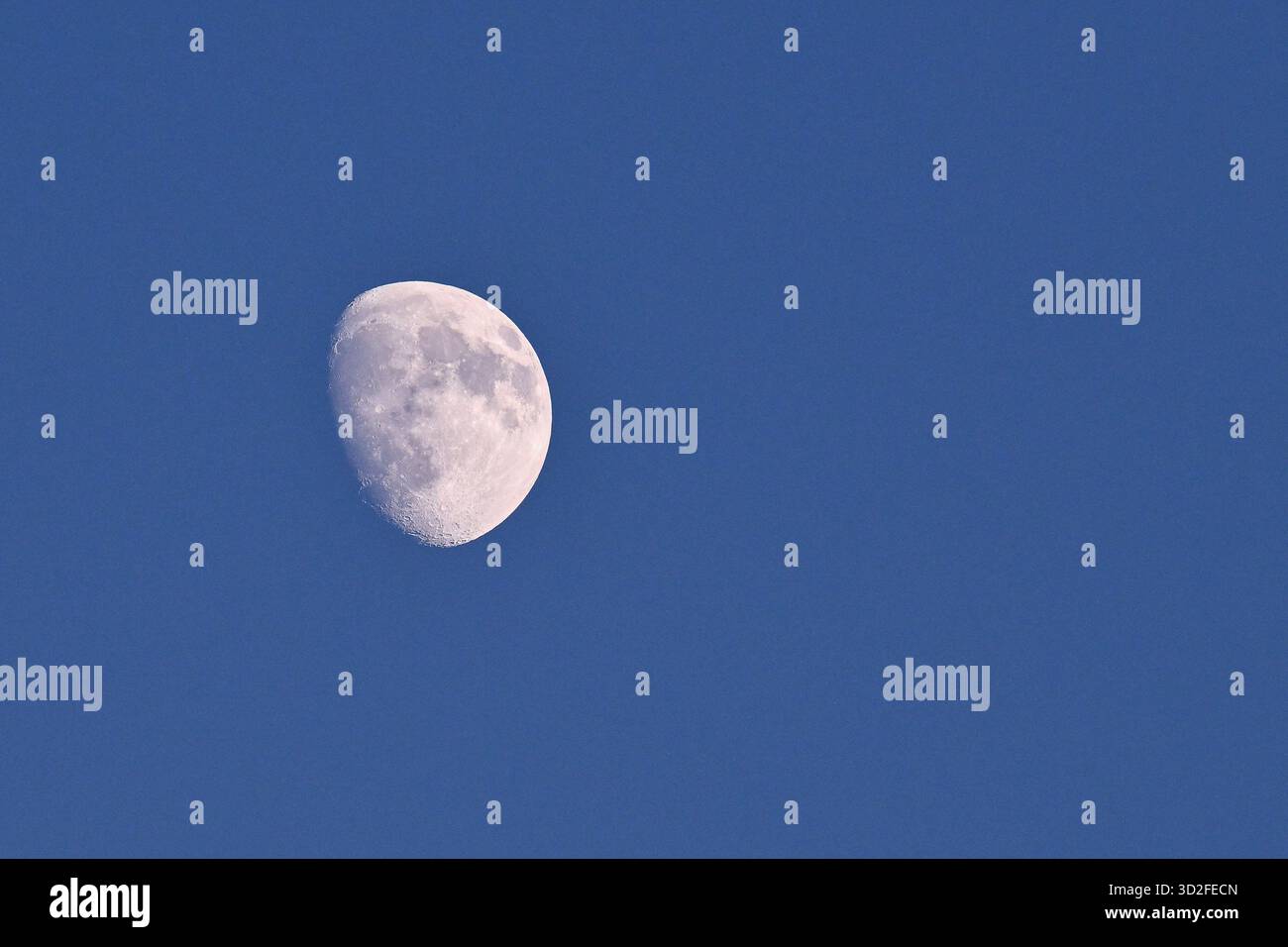 La luna sopra lo stadio durante la decima giornata del Campionato di serie A tra S.C. Napoli e Como 1907 allo Stadio Diego Armando Maradona il 1° novembre 2025 a Napoli. Foto Stock