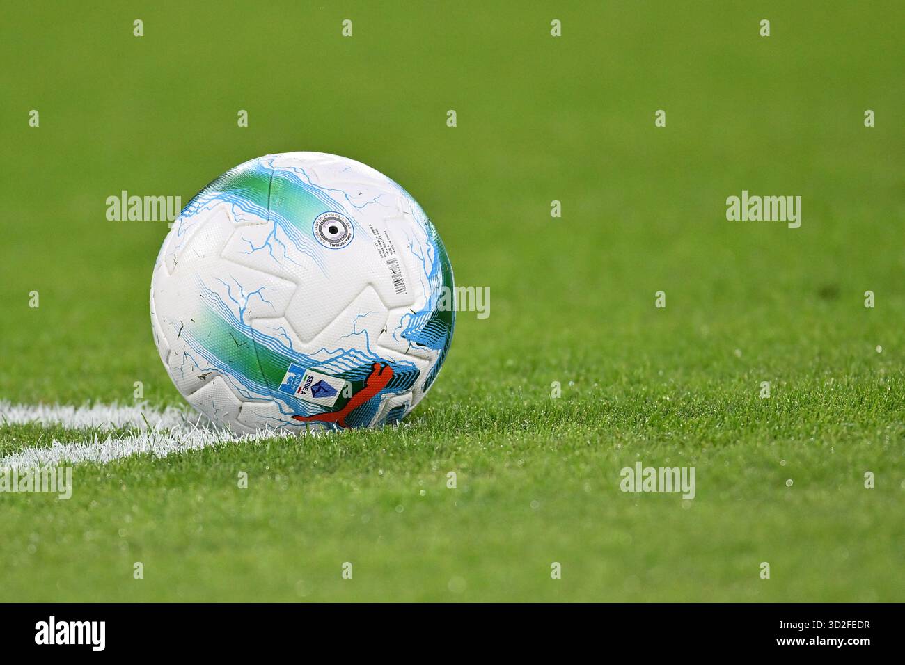 Napoli, Italia. 1 novembre 2025. Pallone ufficiale di Lega seria A durante la decima giornata del Campionato di serie A tra S.C. Napoli e Como 1907 allo Stadio Diego Armando Maradona il 1° novembre 2025 a Napoli. Credito: Agenzia fotografica indipendente/Alamy Live News Foto Stock