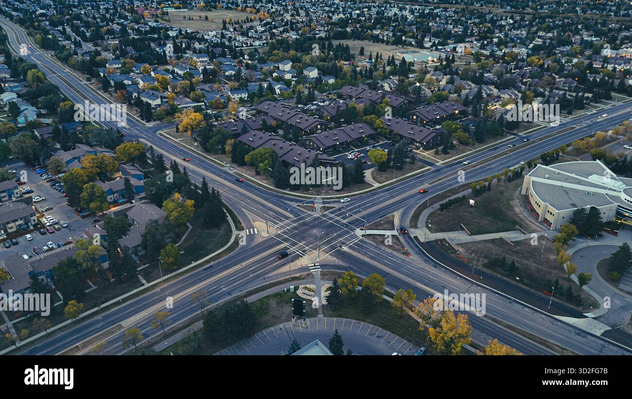 Vista panoramica aerea di case e strade suburbane durante la stagione autunnale a Edmonton, Alberta. Foto Stock