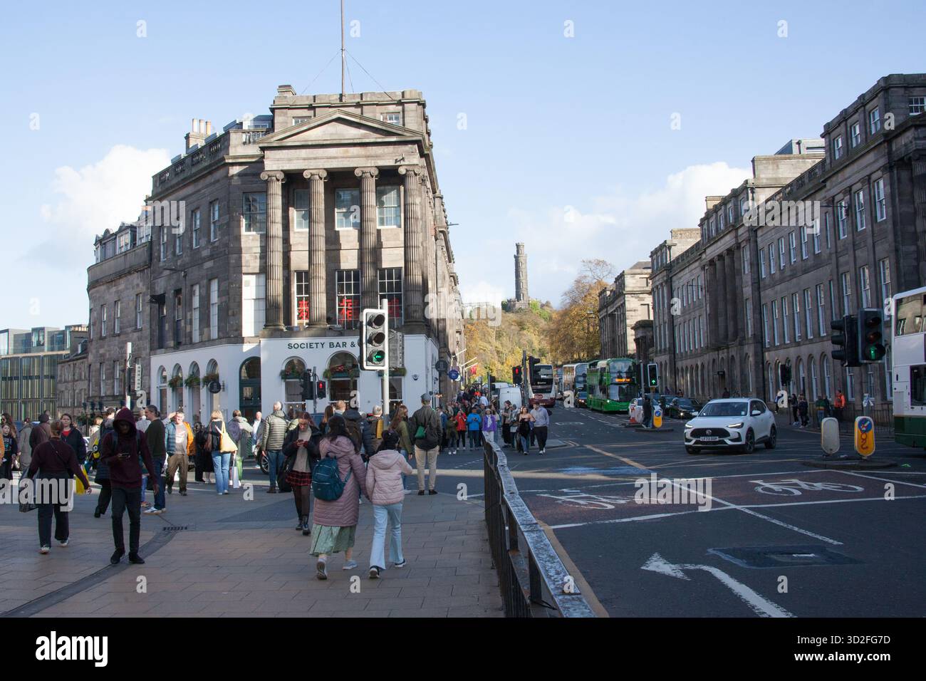Vista su Princes Street e Waterloo Place a Edimburgo, Scozia, Regno Unito Foto Stock