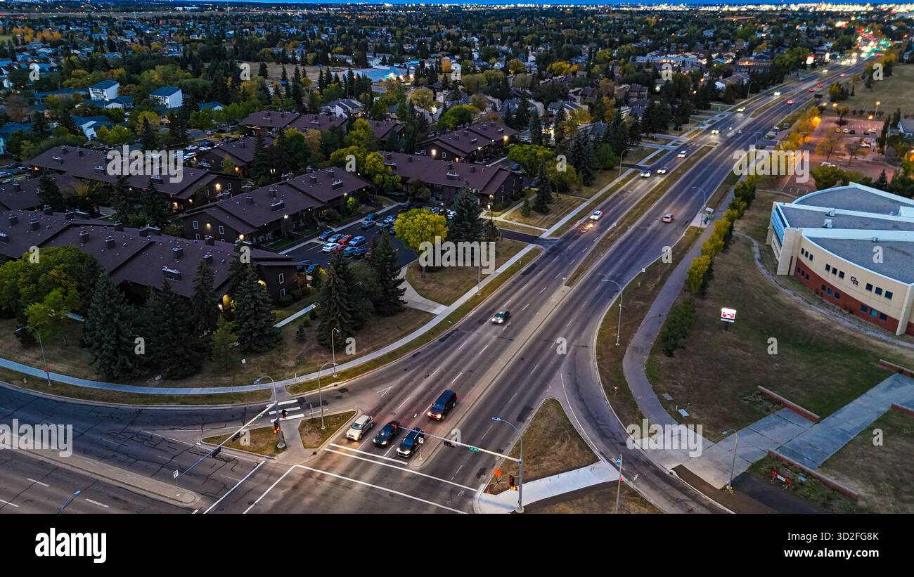 Vista panoramica di case, strade e alberi durante la sera autunnale a Edmonton, Alberta. Foto Stock