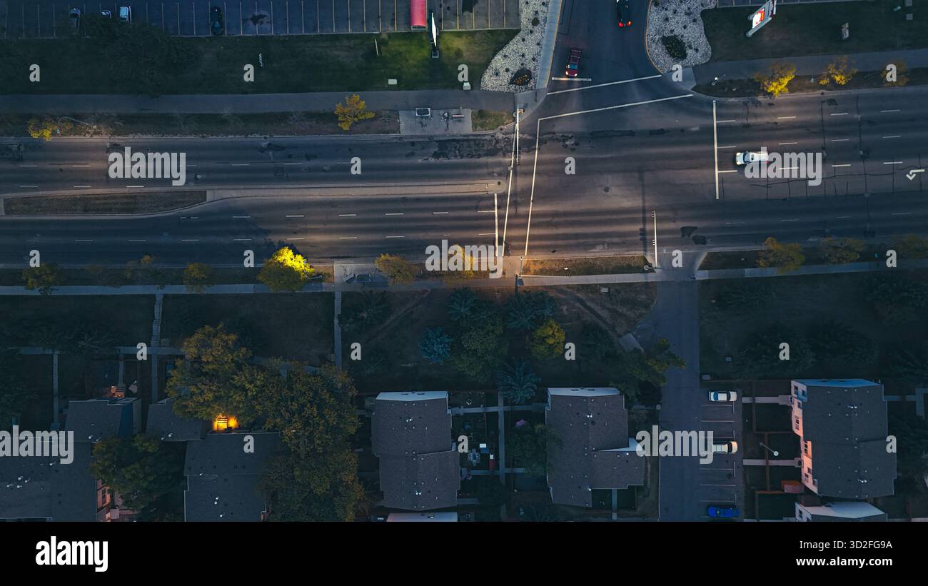Foto dall'alto dell'incrocio con le luci delle auto di notte a Edmonton, Alberta. Foto Stock