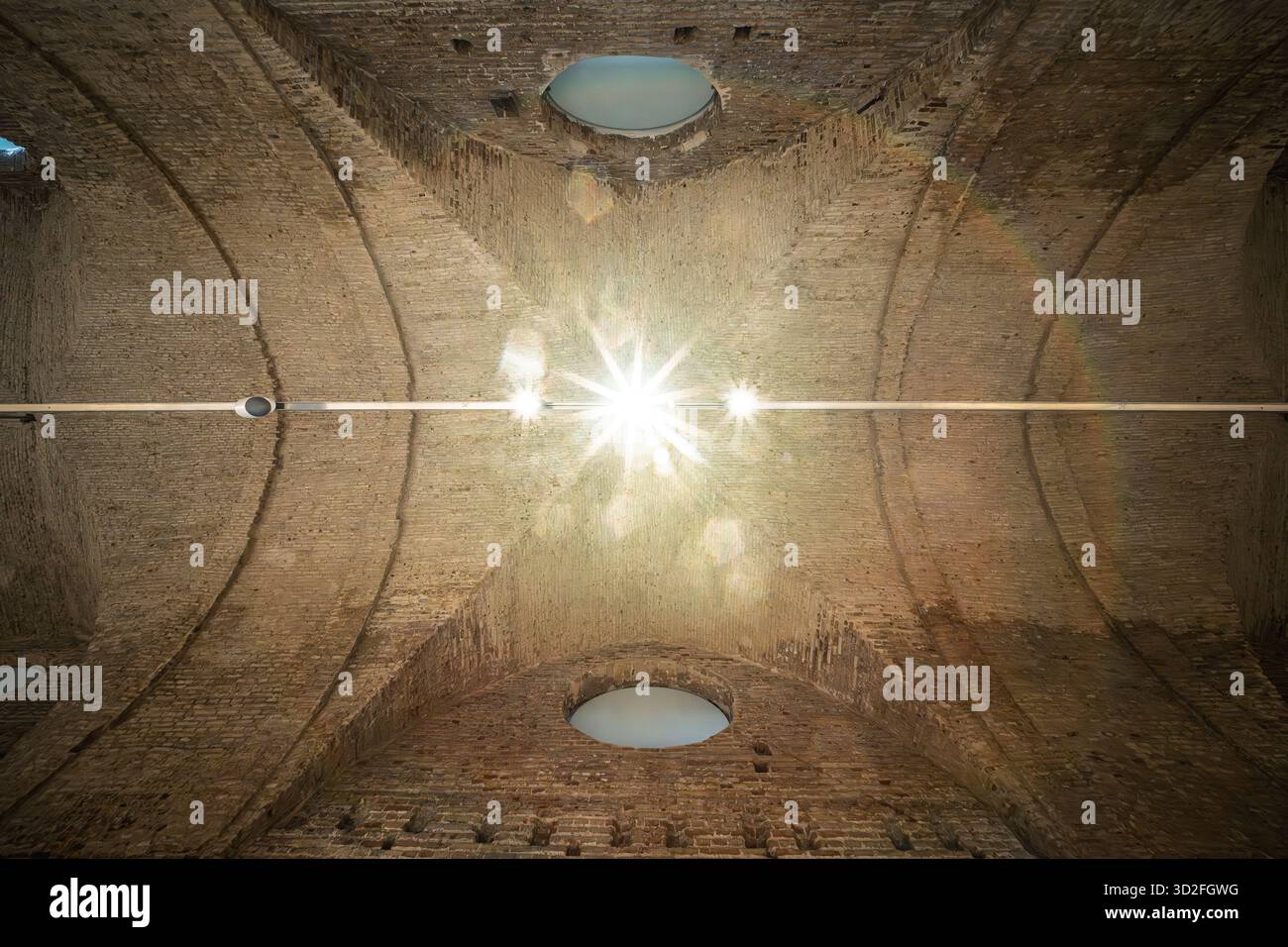 Le Atarazanas di Siviglia hanno un soffitto in mattoni restaurato del XIII secolo con volte a botte e finestre circolari, che mette in risalto l'architettura medievale. Foto Stock