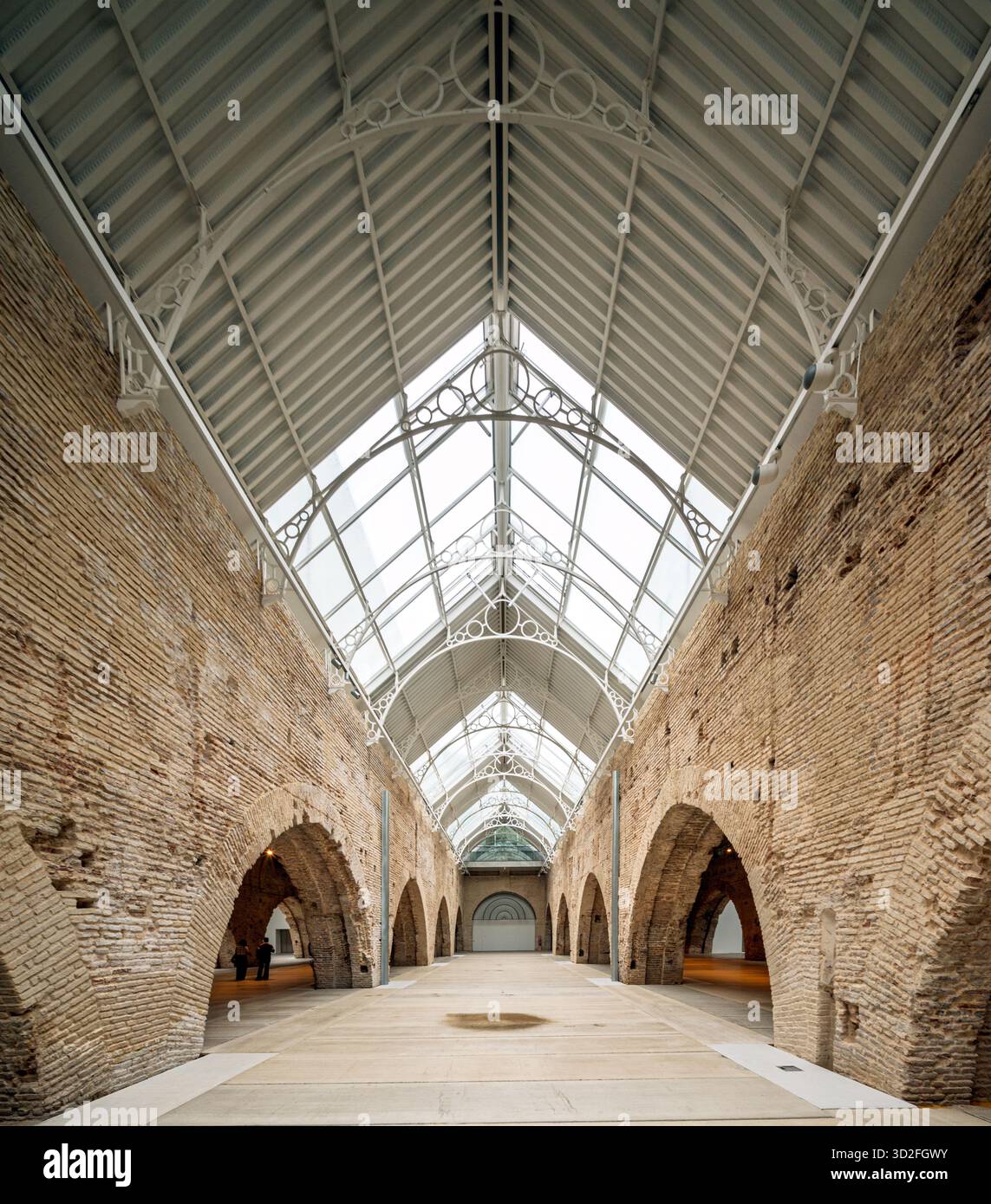 Il moderno tetto in vetro e il ferro contrastano con i mattoni medievali delle Atarazanas di Siviglia, mostrando la ricca storia architettonica della città. Foto Stock