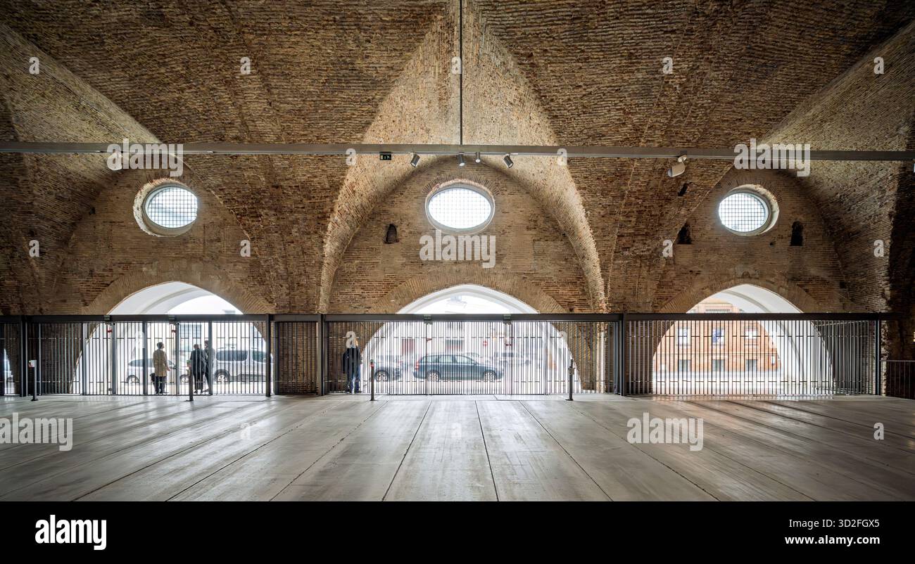 Le Atarazanas restaurate di Siviglia presentano volte in mattoni originali e finestre circolari, consentendo alla luce naturale di riempire lo spazio storico del cantiere navale. Foto Stock