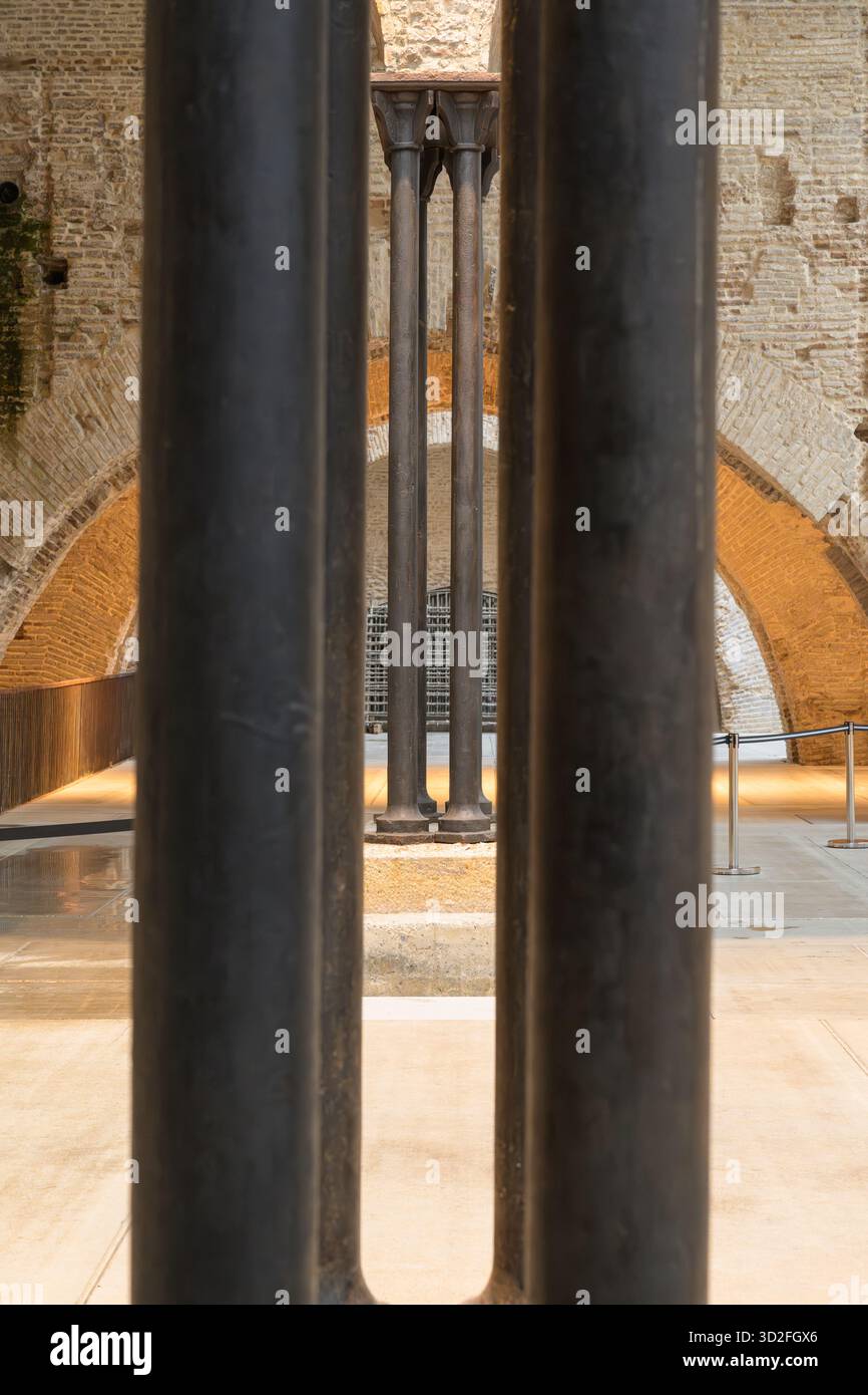 I visitatori esplorano le storiche Atarazanas di Siviglia, con eleganti colonne di ferro e volte medievali che mostrano il suo ricco patrimonio culturale. Foto Stock