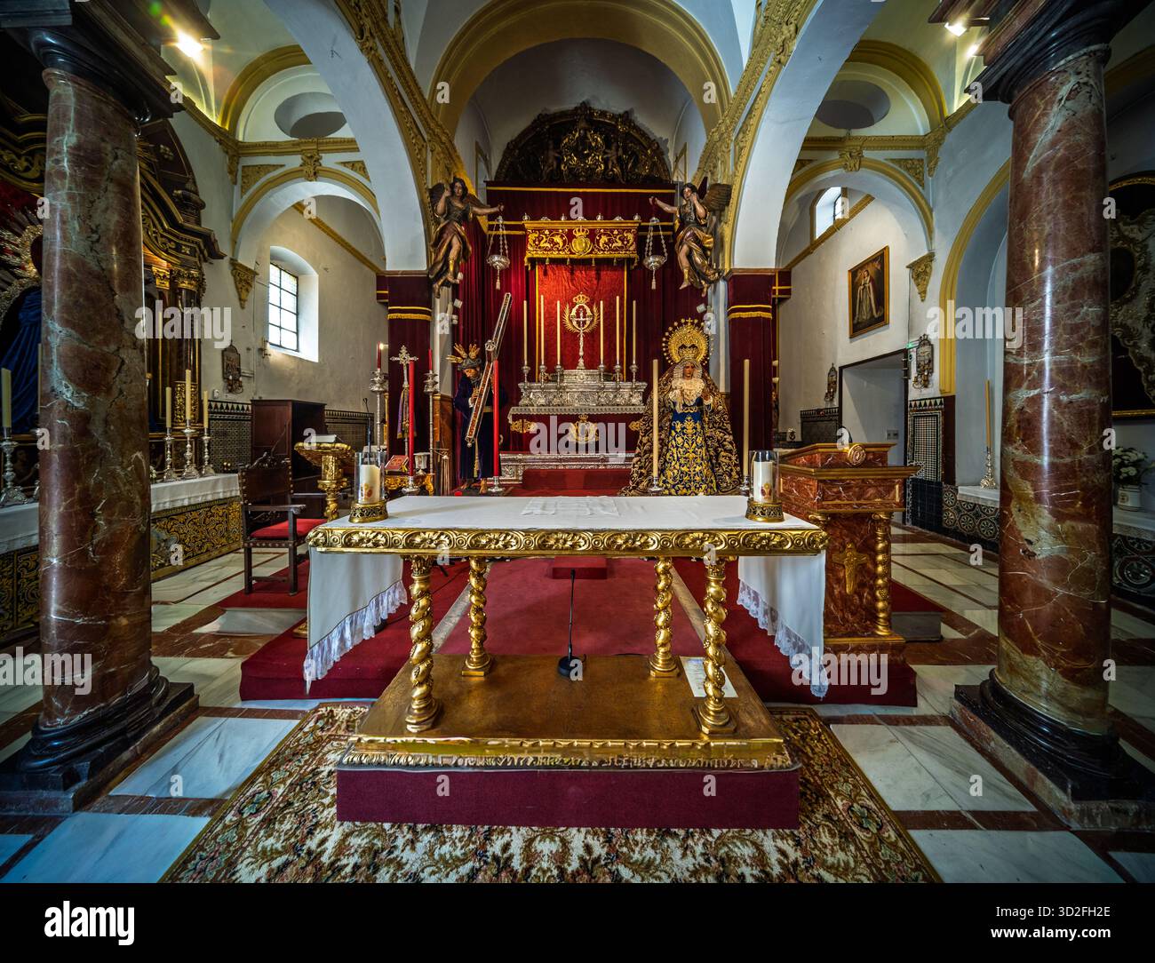 All'interno della Chiesa di la o a Triana, la Vergine di la o e Nuestro padre Jesús Nazareno sono esposti per la venerazione pubblica in un ambiente solenne. Foto Stock