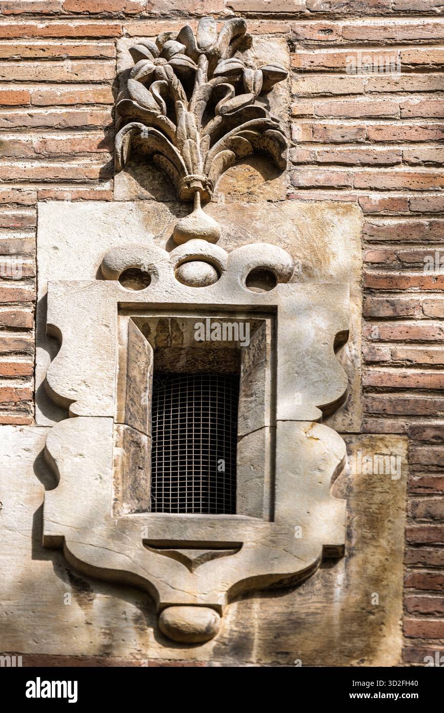 La finestra ornata della chiesa di la Magdalena mostra opere in pietra barocche coronate da gigli, che illustrano l'eleganza floreale a Siviglia, in Andalusia. Foto Stock