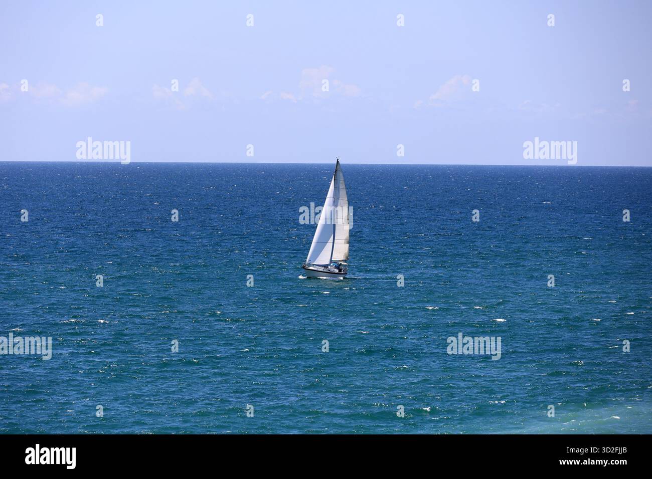 Barca a vela sulla costa dell'Algarve, Albufeira, Portogallo Foto Stock