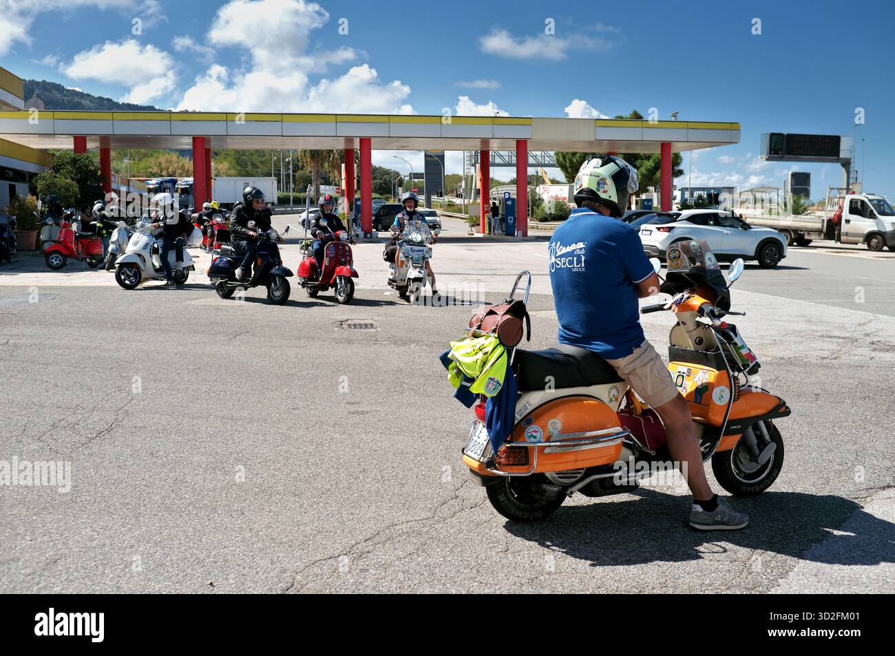I motociclisti Vespa Club si sono fermati in una stazione di servizio sull'autostrada RC-SA in Italia Foto Stock