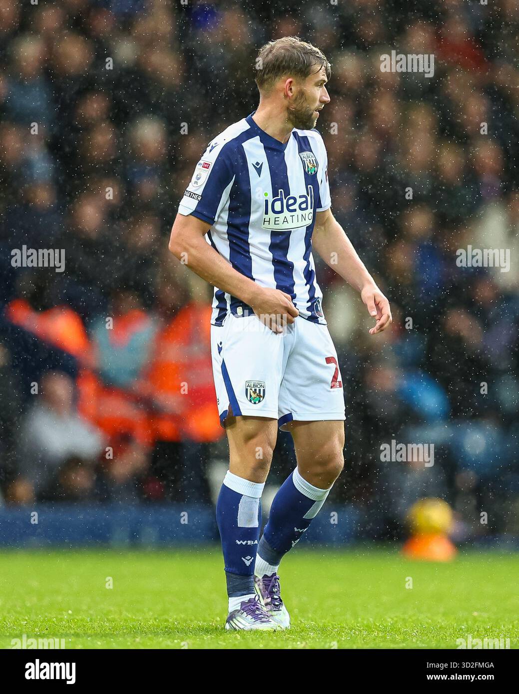 29, Charlie Taylor di West Bromwich Albion guarda intorno mentre sposta la posizione durante il match per il titolo Sky Bet tra West Bromwich Albion e Sheffield Wednesday agli Hawthorns di West Bromwich sabato 1 novembre 2025. (Foto: Stuart Leggett | mi News) crediti: MI News & Sport /Alamy Live News Foto Stock