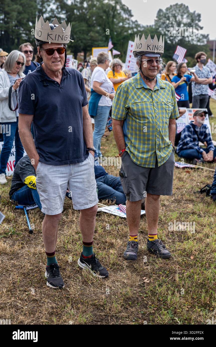 Atlanta, GA / USA - 18 ottobre 2025: Due uomini indossano corone di cartone con la scritta "No Kings" al rally No Kings 2 il 18 ottobre 2025 ad Atlanta. Foto Stock