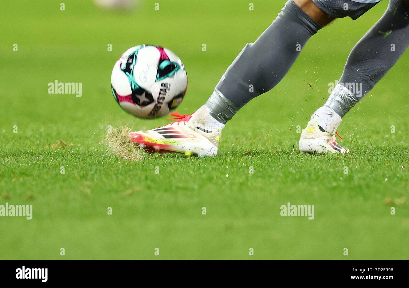 ABD0048 20251101 - GRAZ - Österreich: THEMENBILD Illustration zu den Themen 'SPORT/MANNSCHAFTSSPORT/FUSSBALL/BUNDESLIGA/STADION'. Eine Fußballer schießt den Ball vom Rasen und Erde spritzt auf aufgenommen am Sonntag, 01. Novembre 2025, a Graz. - FOTO: APA/ERWIN SCHERIAU - 20251101 PD6246 credito: APA-PictureDesk/Alamy Live News Foto Stock