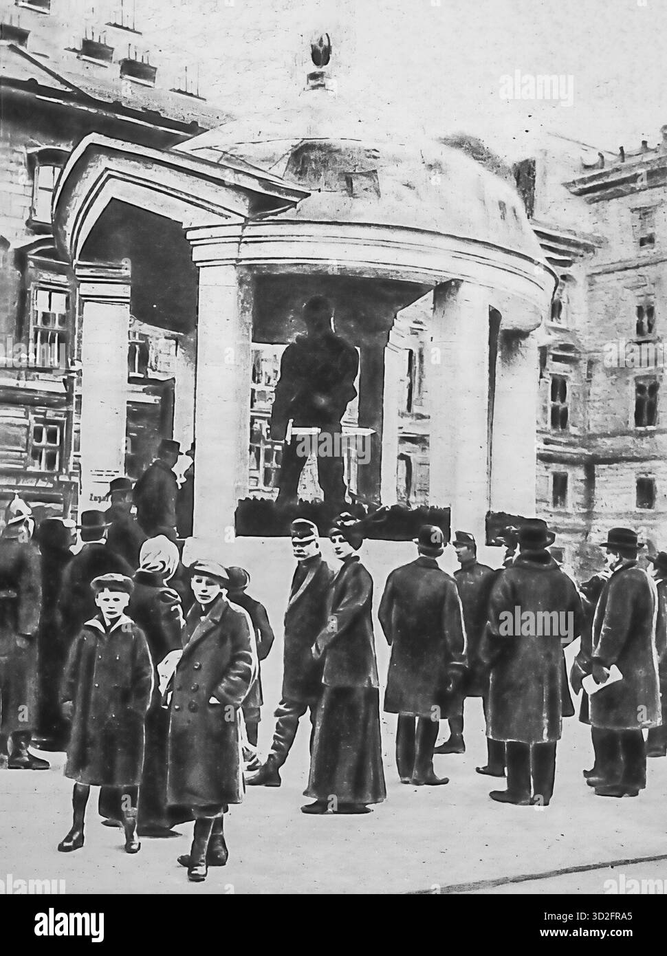 Da le Miroir, ottobre 1915, questa fotografia mostra una statua in legno di guerriero a Vienna ricoperta di unghie, modellata sulla famosa figura di Hindenburg in Germania. I cittadini martellarono le unghie nella figura in cambio di donazioni allo sforzo bellico, mescolando propaganda, rituale e raccolta fondi. Tali manifestazioni simboleggiavano la fedeltà alla causa austro-ungarica durante la prima guerra mondiale, mentre rivelavano le difficoltà subite sul fronte interno dell'impero. Foto Stock