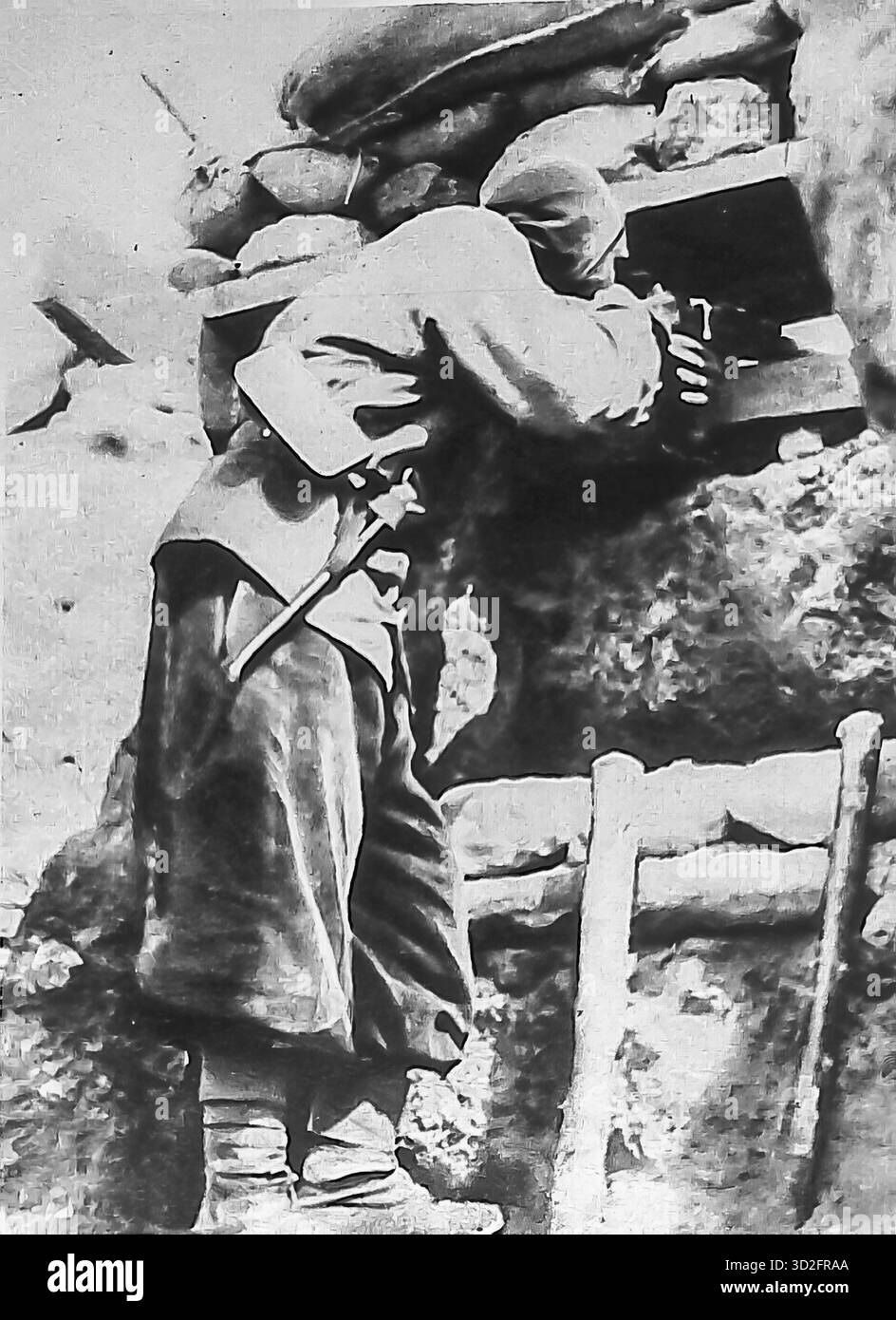 Da le Miroir, ottobre 1915, questa fotografia raffigura uno Spahi marocchino che spara il suo fucile attraverso una scappatoia di trincea durante la prima guerra mondiale. Indossando elementi uniformi tradizionali, dimostra la trasformazione della cavalleria in caccia di trincea. Gli Spahis, provenienti dal Nord Africa, erano rinomati per il loro coraggio e si integrarono con la fanteria francese. Questa immagine riflette sia il coinvolgimento coloniale che la natura statica e macinosa della moderna guerra di trincea nel 1915. Foto Stock