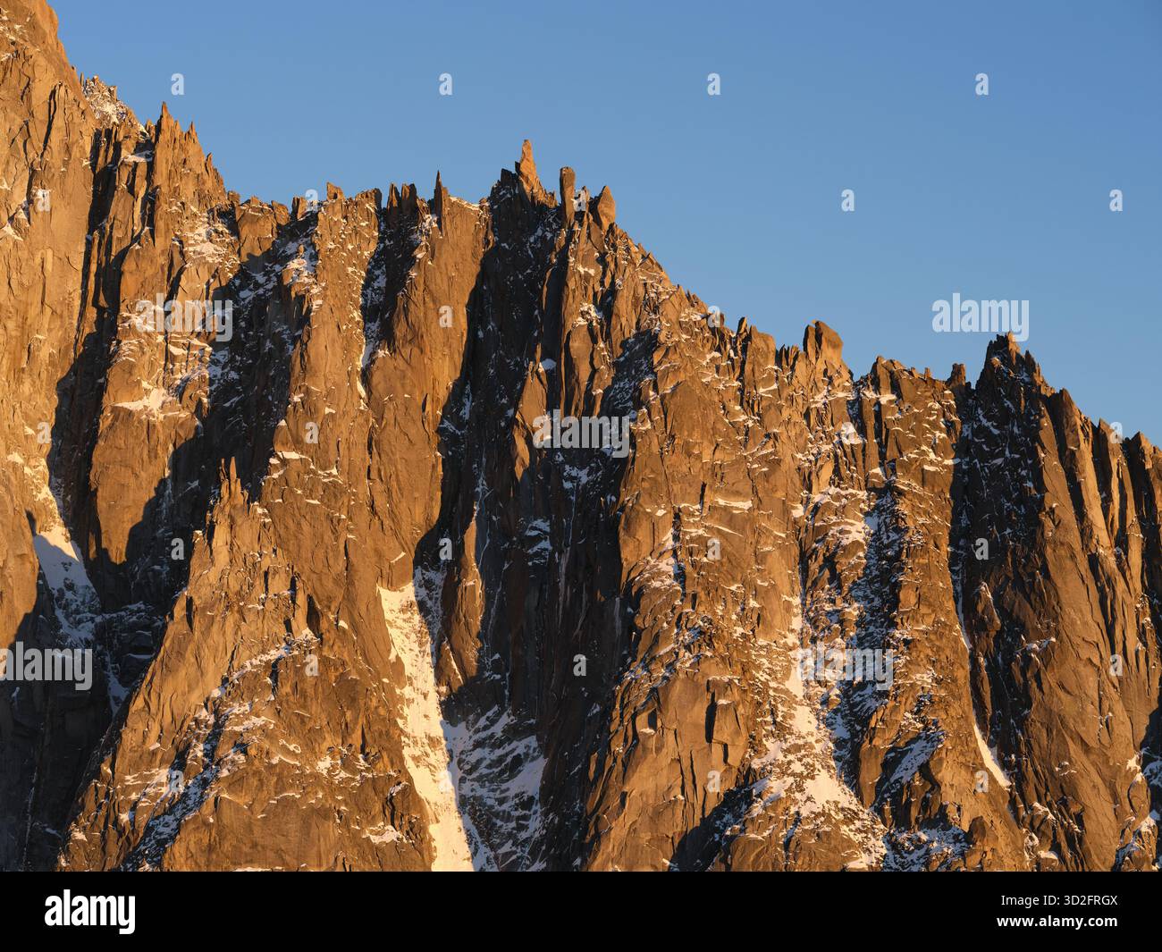 VISTA AEREA. Arête des Flammes de Pierre (dorsale di Stone Flammes) al tramonto vista da nord-ovest. Chamonix, alta Savoia, Francia. Foto Stock