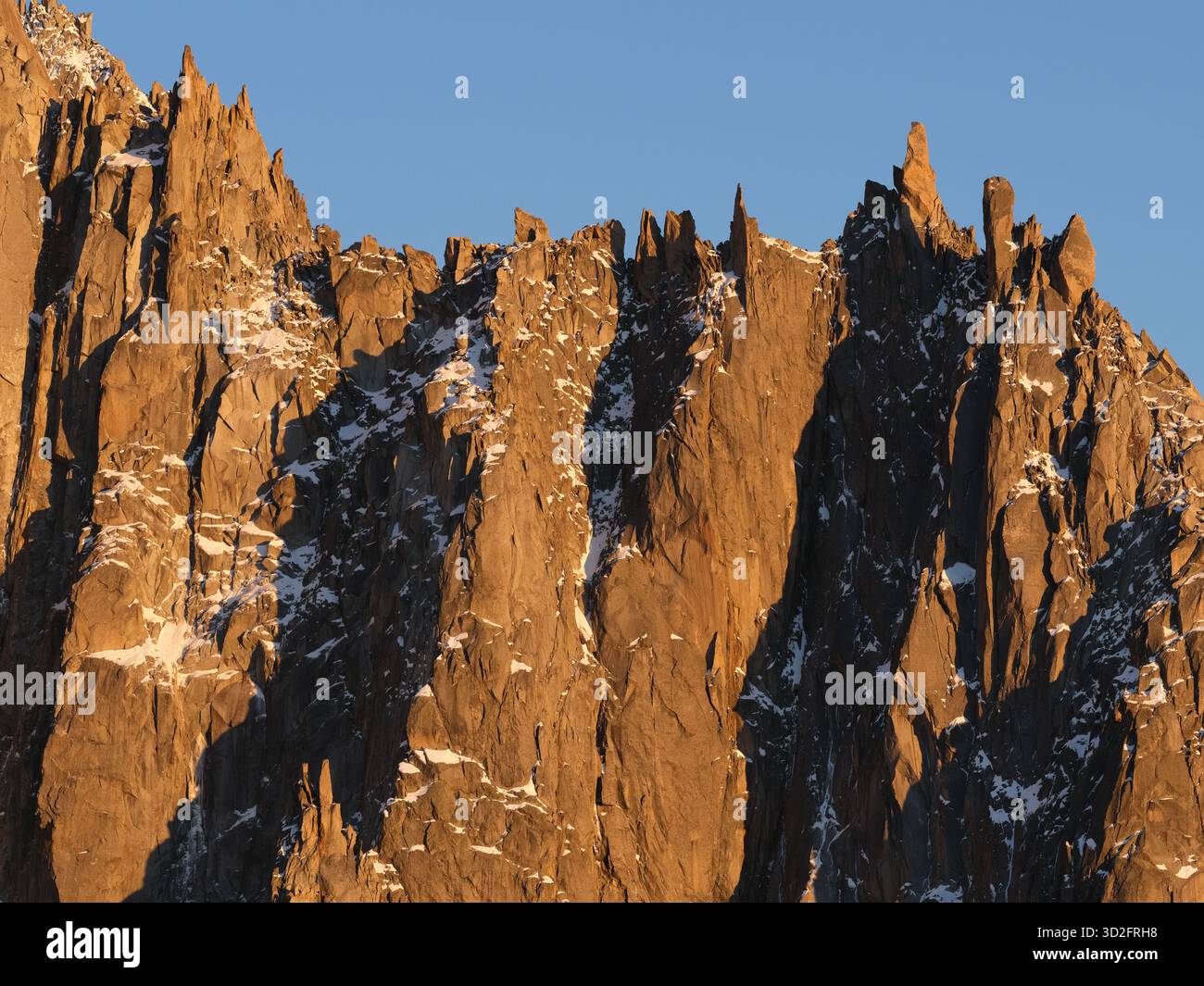 VISTA AEREA. Arête des Flammes de Pierre (dorsale di Stone Flammes) al tramonto vista da nord-ovest. Chamonix, alta Savoia, Francia. Foto Stock