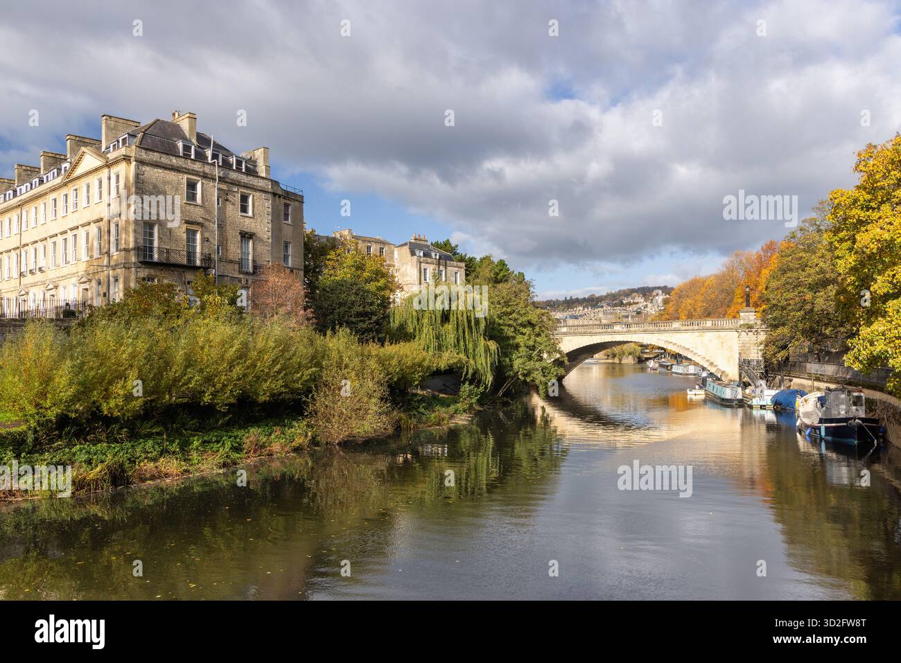 North Parade Bridge con riflessi sul fiume Avon e South Parade, villette a schiera, City of Bath, Somerset, Inghilterra, Regno Unito Foto Stock