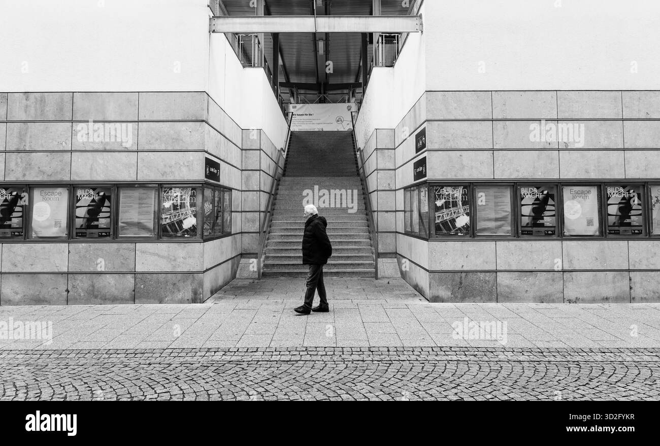 Friedrichshafen Bahnhof Friedrichshafen Aufgang zu den Gleisen Ein Mann geht am Aufgang zu den Gleisen des Bahnhofs Friedrichshafen vorbei. Die klaren architektonischen Linien und Die Symmetrie der Szene betonen die urban Struktur des Ortes. Solo per uso editoriale. Fotograf: Eibner Pressefoto / Eky Eibner *** stazione ferroviaria di Friedrichshafen Friedrichshafen accesso ai binari Un uomo passa davanti all'accesso ai binari della stazione ferroviaria di Friedrichshafen le chiare linee architettoniche e la simmetria della scena sottolineano la struttura urbana della location Editoriale uso esclusivo del fotografo Eibner Pre Foto Stock