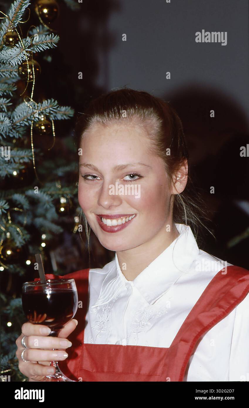 Copenhagen/ Danimarca/18 NOVEMBRE 1992/ giovane signora in abito rosso e bianco mostra vino da bere di natale ed e' anche chiamato nei paesi nordici julglogg della danimarca e' servito durante la stagione natalizia . Foto. Francis Joseph DeAnn/Dean immagini non per uso commerciale e solo per uso editoriale Foto Stock