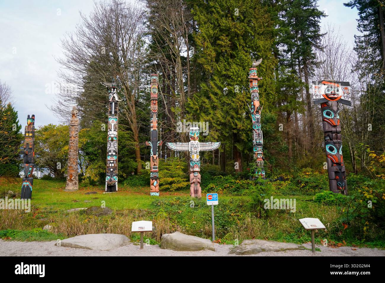 I pali totemici di Brockton Point a Stanley Park si stagliano sullo sfondo di una foresta che riflette l'arte e le tradizioni dei popoli indigeni Foto Stock