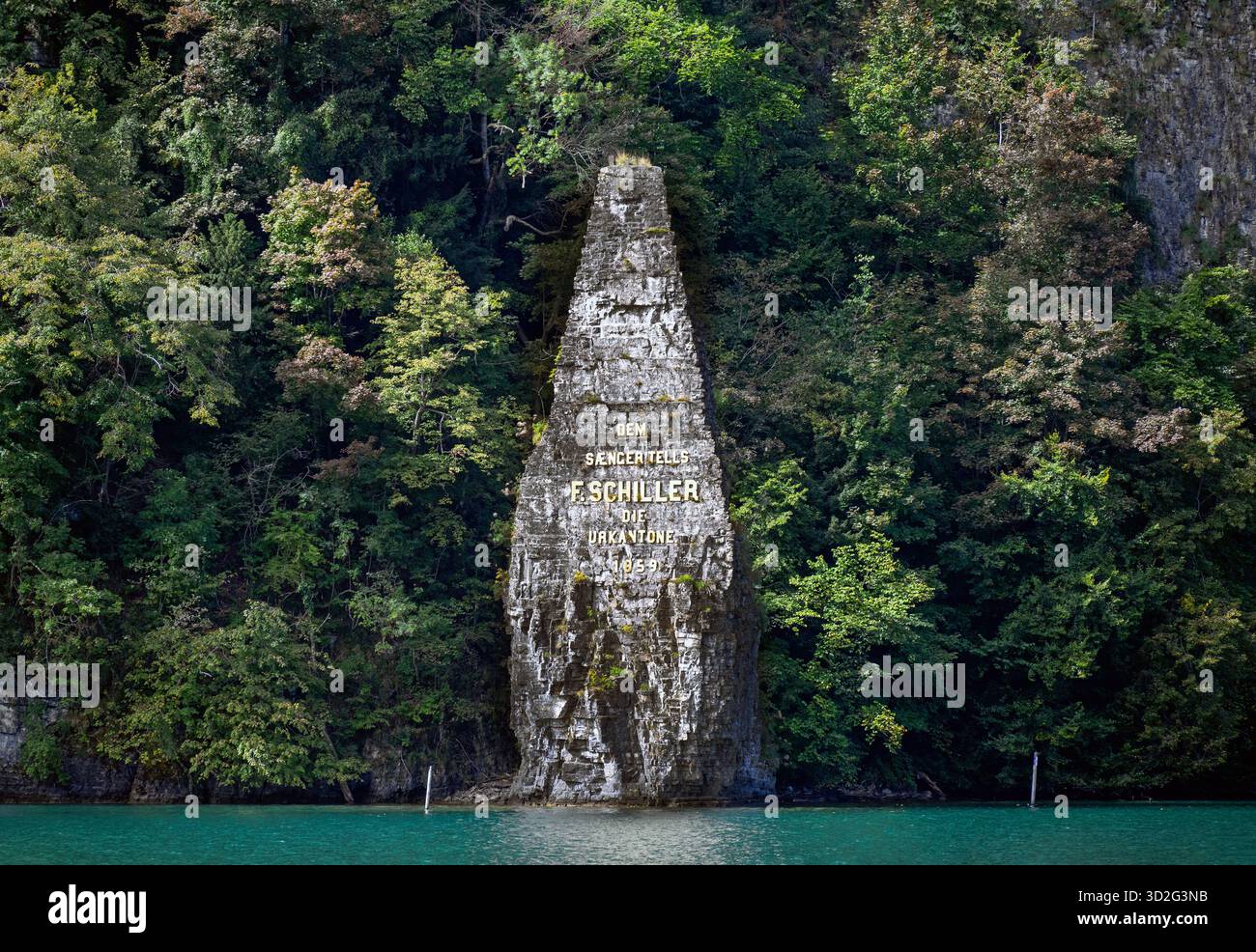 Vista del monumento Schillerstein sul lago di Lucerna da una barca nel cantone di Uri, in Svizzera Foto Stock