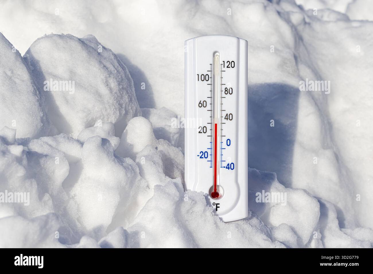Termometro che mostra la temperatura di congelamento a freddo sulla neve. Concetto di avviso meteorologico invernale, vento freddo e temperature gelide. Foto Stock