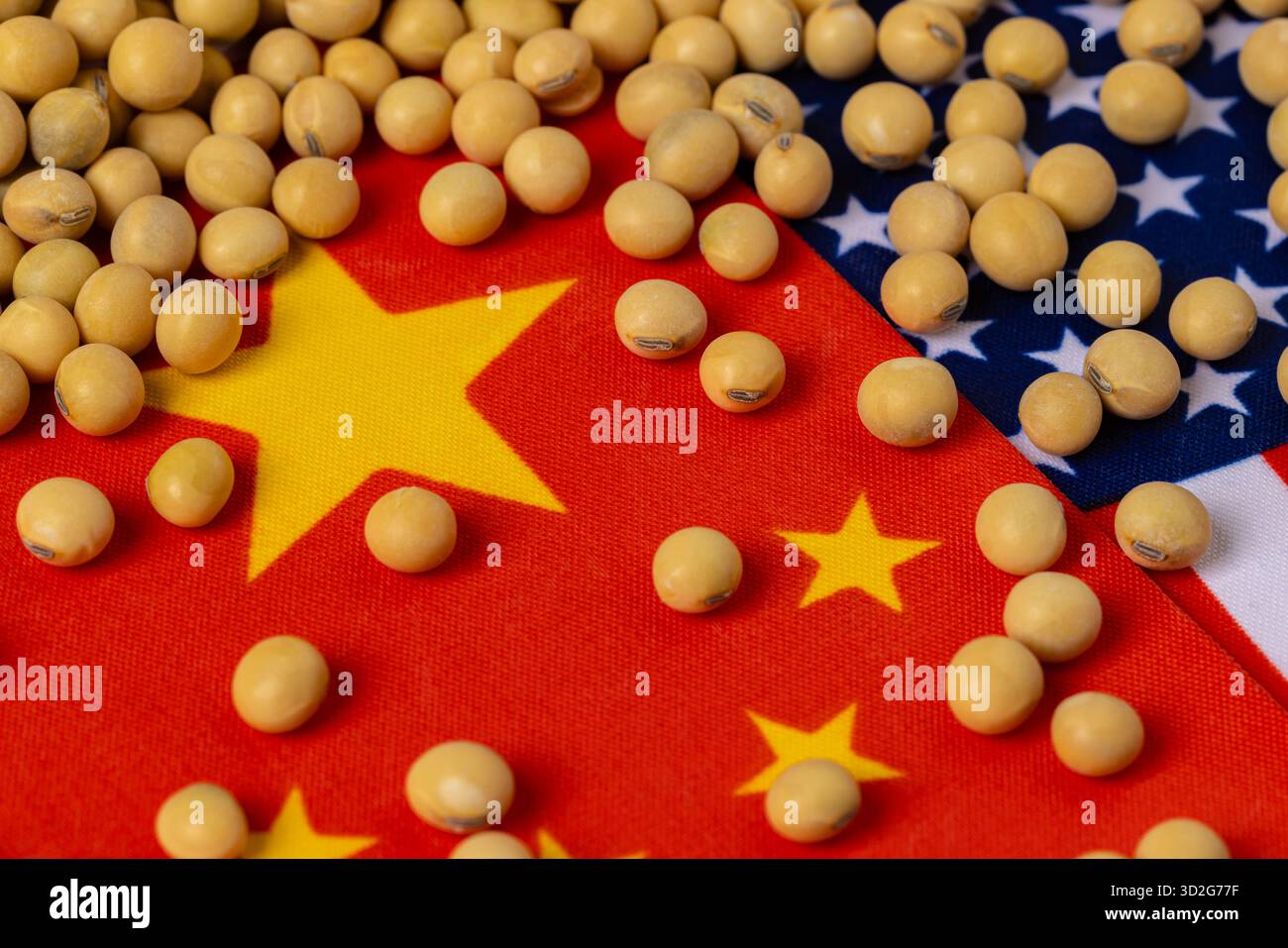Bandiere degli Stati Uniti e della Cina con la soia. Accordo commerciale sull'agricoltura cinese e americana, guerra commerciale e concetto di tariffe. Foto Stock
