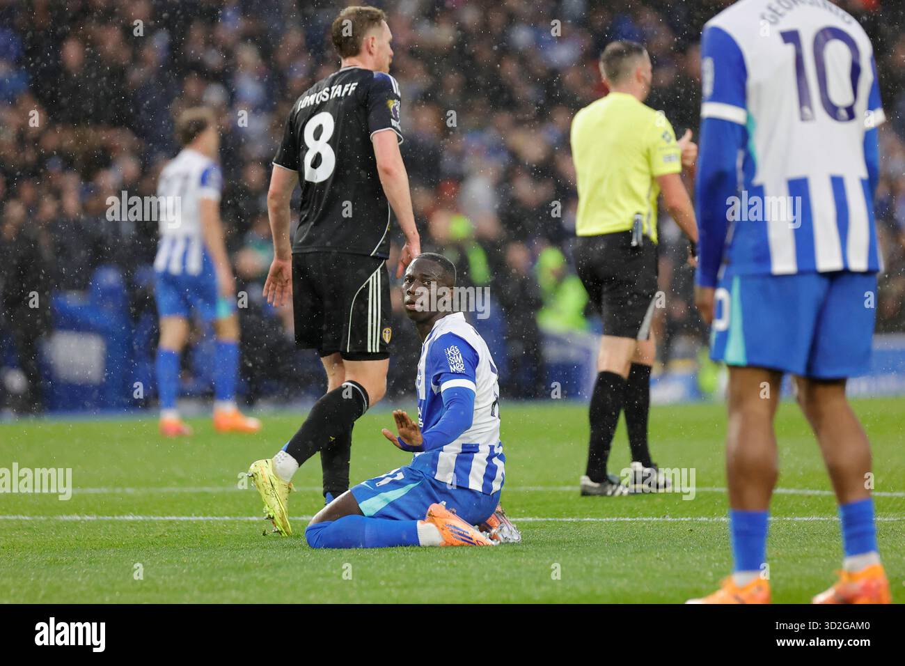 American Express Stadium, Brighton, Regno Unito. 1 novembre 2025. Premier League Football, Brighton e Hove Albion contro il Leeds United; Minteh di Brighton come suo tiro è stato salvato dal portiere Credit: Action Plus Sports/Alamy Live News Foto Stock