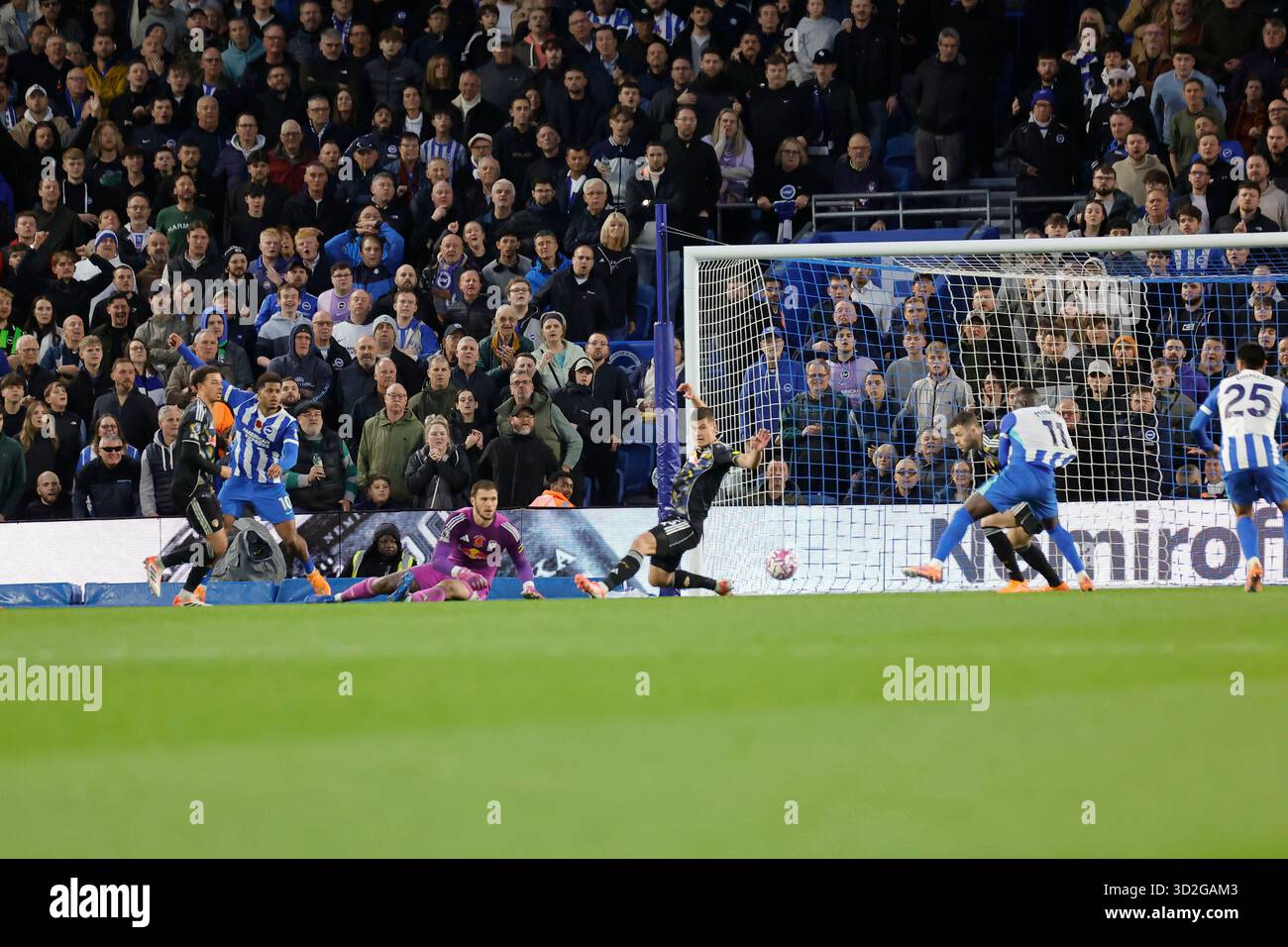 American Express Stadium, Brighton, Regno Unito. 1 novembre 2025. Premier League Football, Brighton e Hove Albion contro il Leeds United; Gomez di Brighton tira e segna al 70° minuto per il 3-0 credito: Action Plus Sports/Alamy Live News Foto Stock