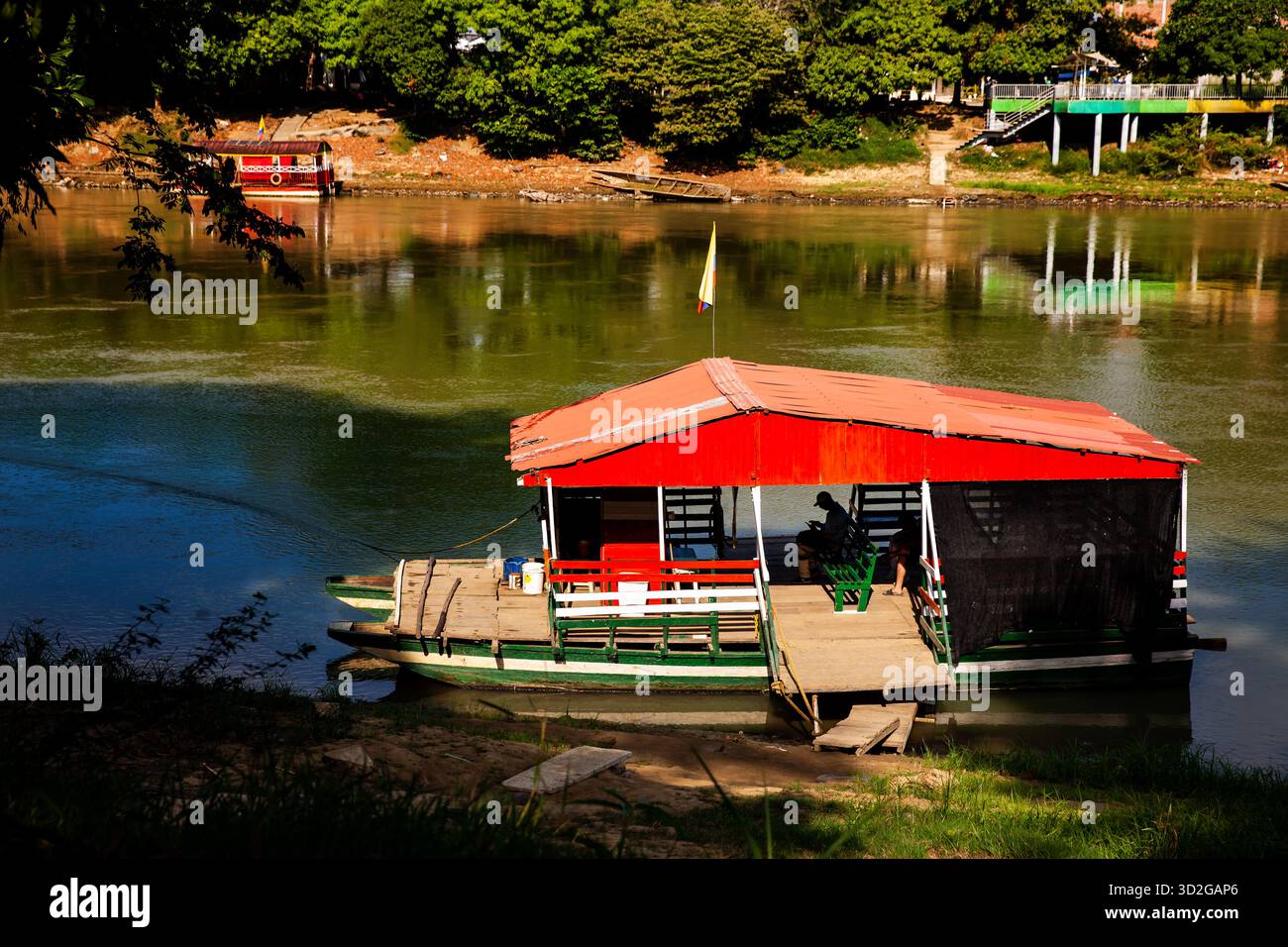 Traghetto non motorizzato, chiamato planchon, utilizzato dai residenti per attraversare il fiume Sinú da una sponda all'altra nella città di Montería, Colombia. Foto Stock