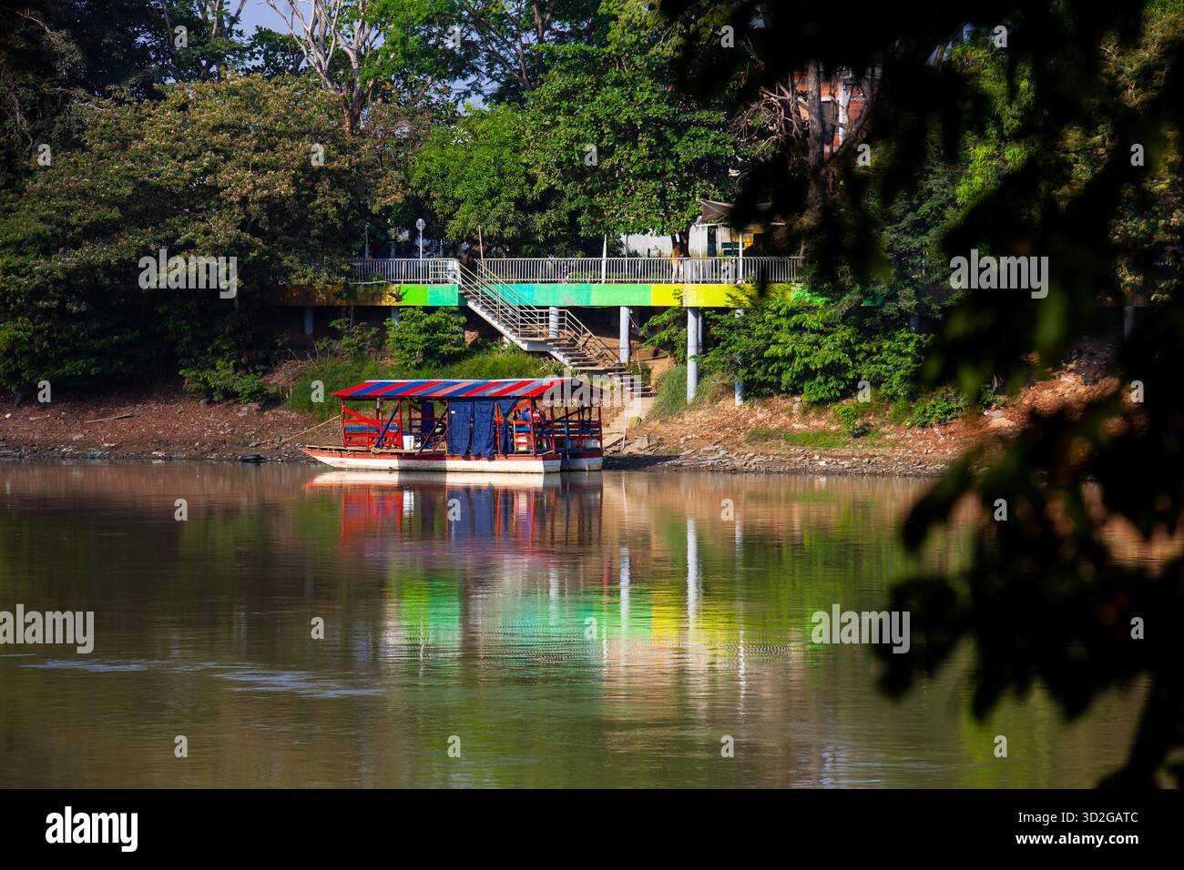 Traghetto non motorizzato, chiamato planchon, utilizzato dai residenti per attraversare il fiume Sinú da una sponda all'altra nella città di Montería, Colombia. Foto Stock