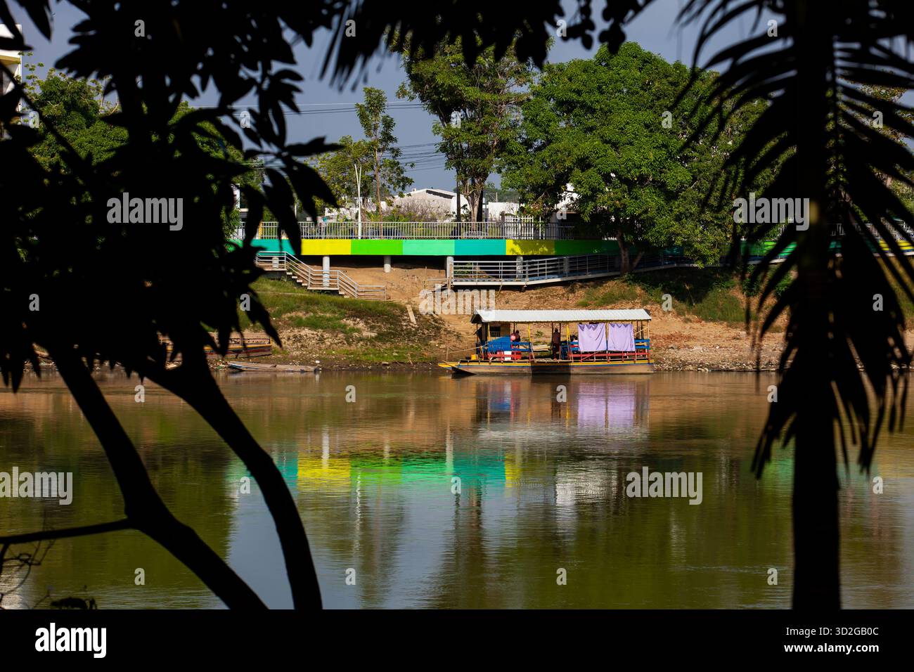 Traghetto non motorizzato, chiamato planchon, utilizzato dai residenti per attraversare il fiume Sinú da una sponda all'altra nella città di Montería, Colombia. Foto Stock
